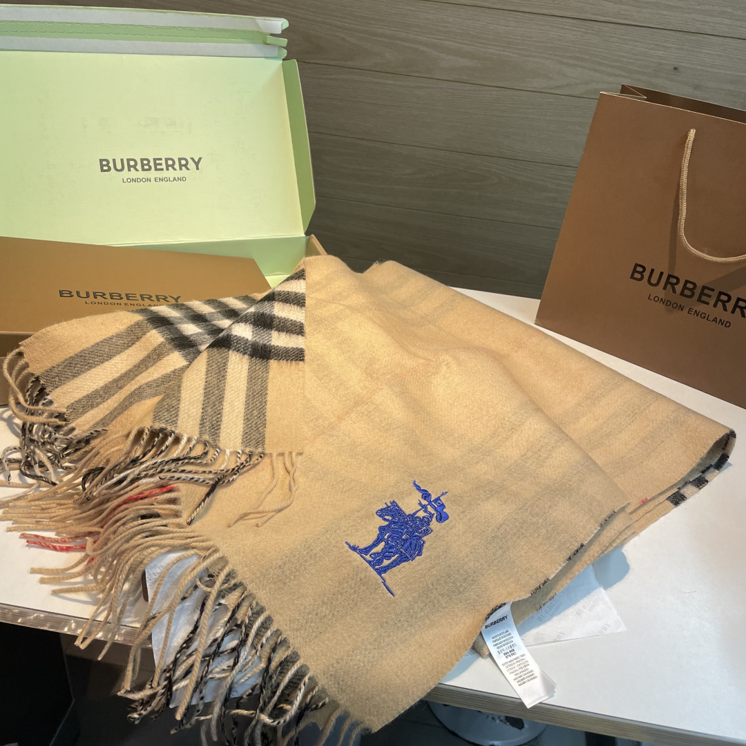 巴宝莉经典格子万年款，bbr战马刺绣🪡经典【小格双面披肩】品质手感好到不行‼️100%羊羔绒♨️高尖端产