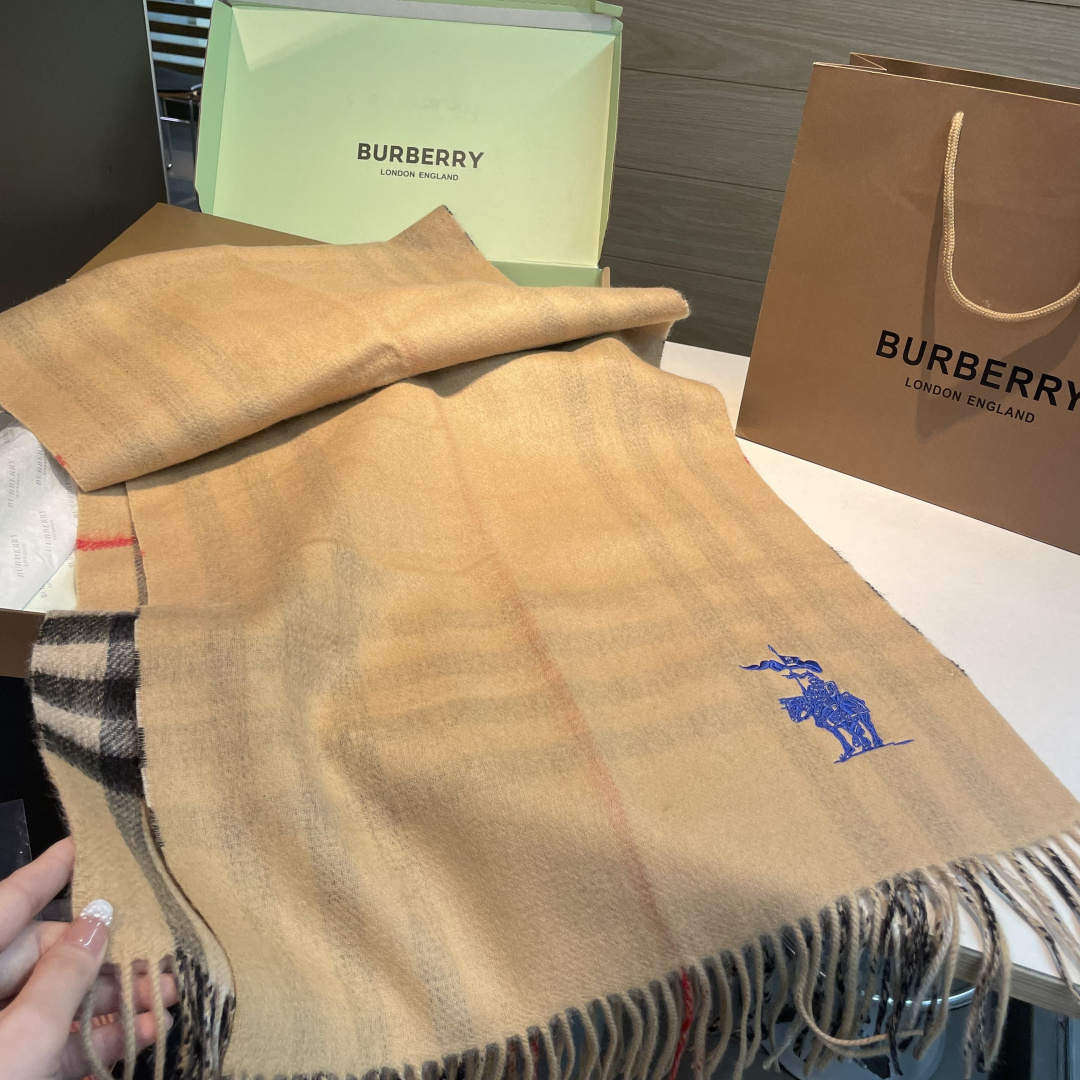 巴宝莉经典格子万年款，bbr战马刺绣🪡经典【小格双面披肩】品质手感好到不行‼️100%羊羔绒♨️高尖端产