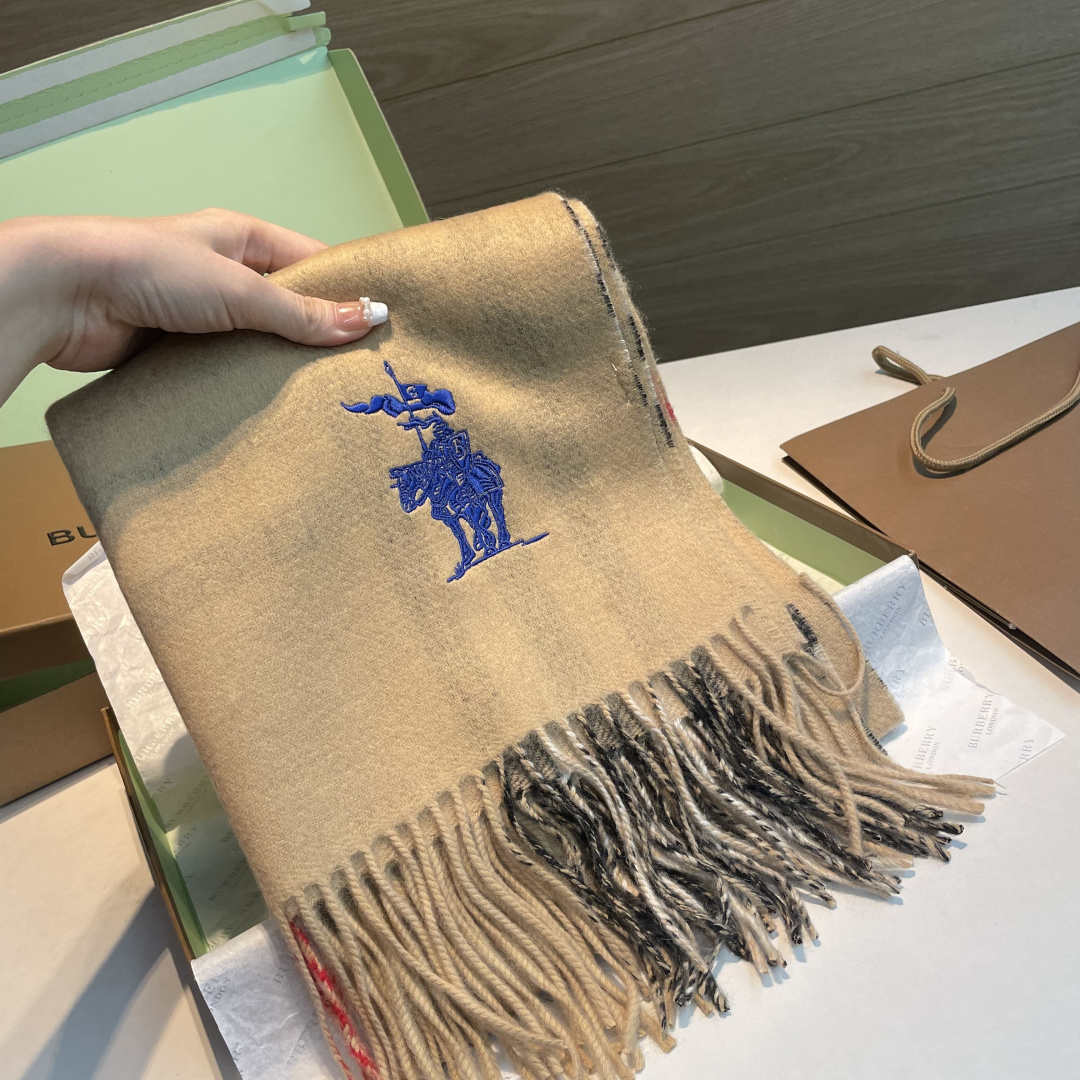 巴宝莉经典格子万年款，bbr战马刺绣🪡经典【小格双面披肩】品质手感好到不行‼️100%羊羔绒♨️高尖端产