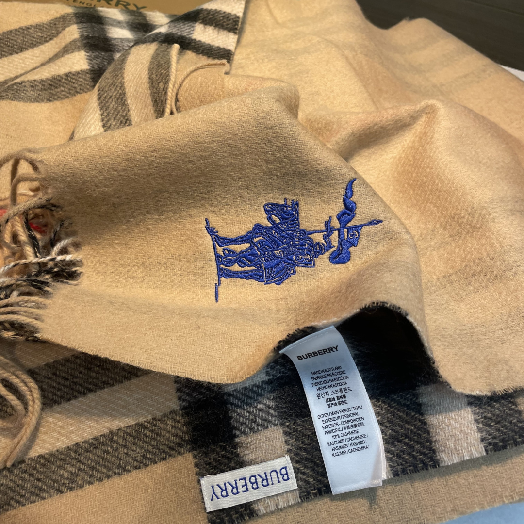 巴宝莉经典格子万年款，bbr战马刺绣🪡经典【小格双面披肩】品质手感好到不行‼️100%羊羔绒♨️高尖端产