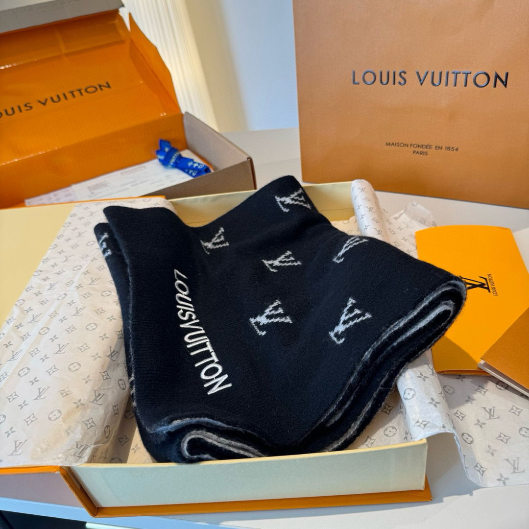 爆款上新 情侣款👍👍LV 独家牛货🐂 奢华尽在尺寸之间，高端品质‼️具有超高羊绒品质才会被此品牌青睐‼️