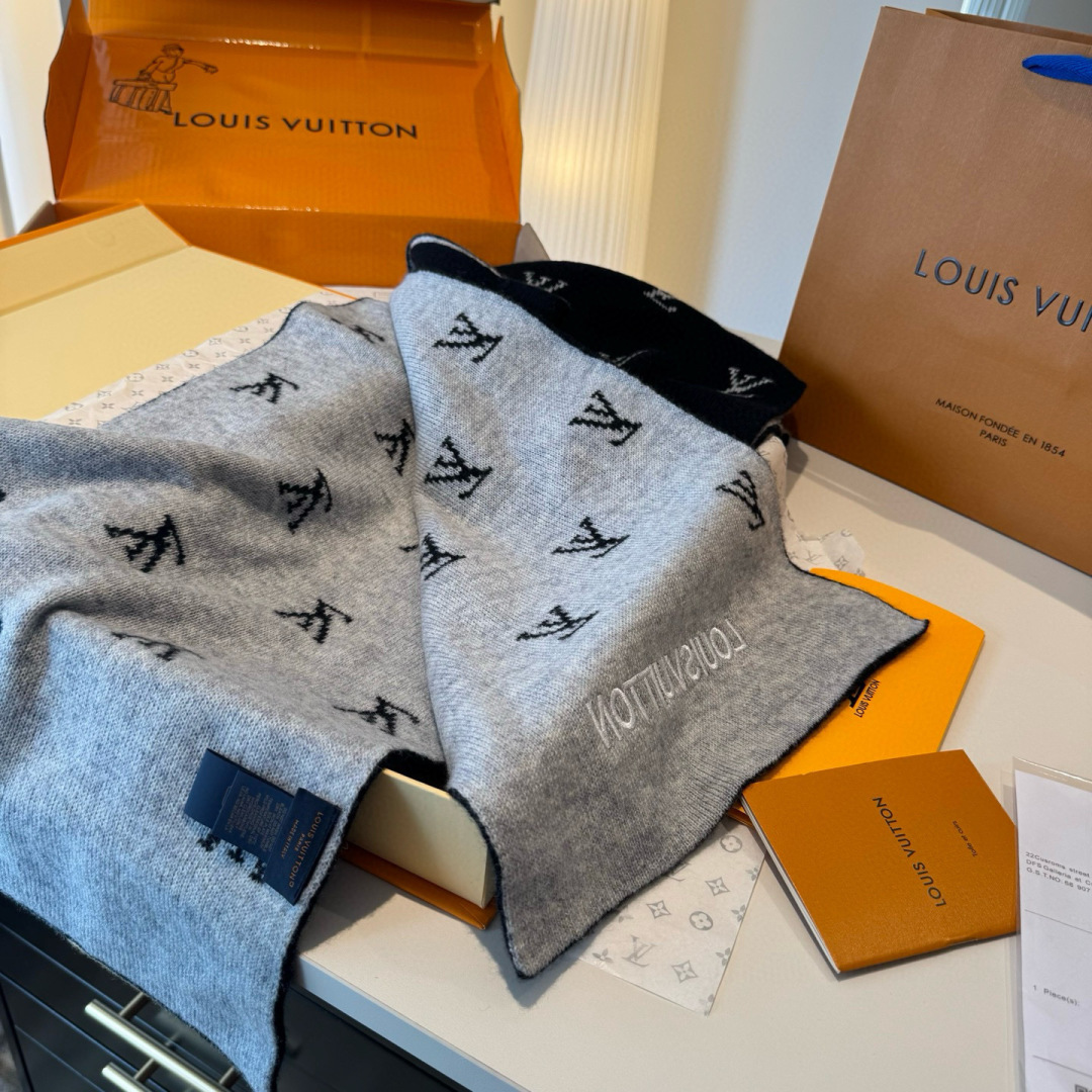 爆款上新 情侣款👍👍LV 独家牛货🐂 奢华尽在尺寸之间，高端品质‼️具有超高羊绒品质才会被此品牌青睐‼️