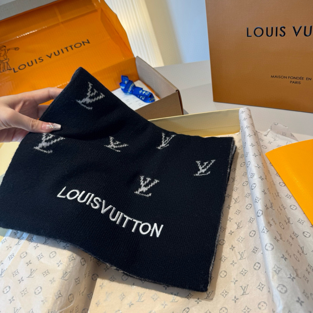 爆款上新 情侣款👍👍LV 独家牛货🐂 奢华尽在尺寸之间，高端品质‼️具有超高羊绒品质才会被此品牌青睐‼️