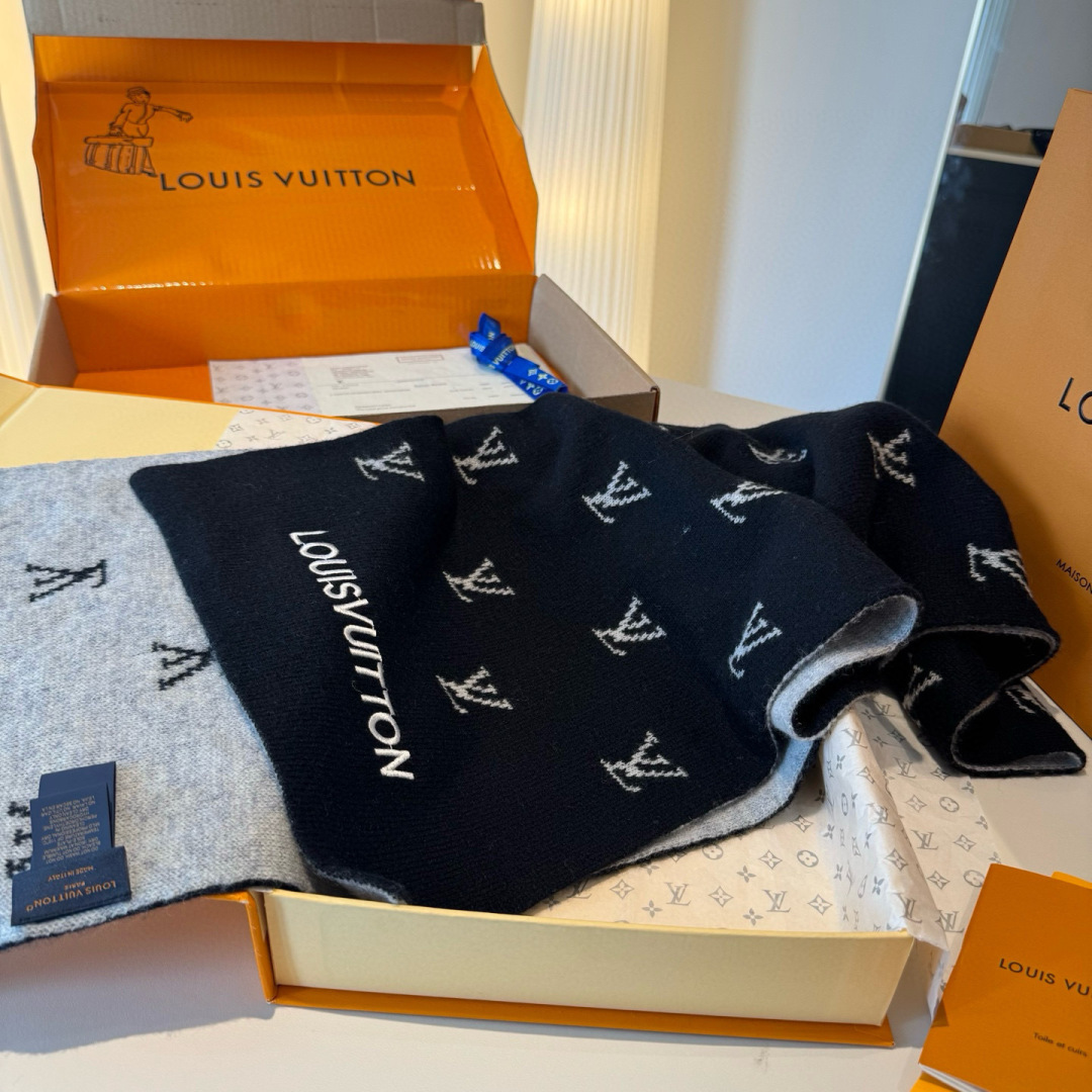 爆款上新 情侣款👍👍LV 独家牛货🐂 奢华尽在尺寸之间，高端品质‼️具有超高羊绒品质才会被此品牌青睐‼️