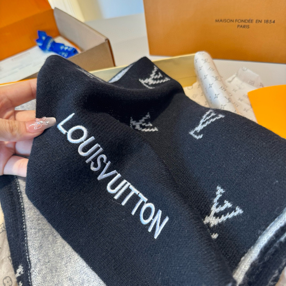 爆款上新 情侣款👍👍LV 独家牛货🐂 奢华尽在尺寸之间，高端品质‼️具有超高羊绒品质才会被此品牌青睐‼️