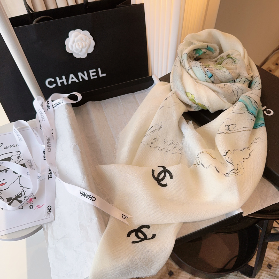 25年高级手工坊系列作品梦幻而极具电影感，灵感来自嘉柏丽尔·香奈儿收藏的中国乌木漆面屏风。在她巴黎康朋街