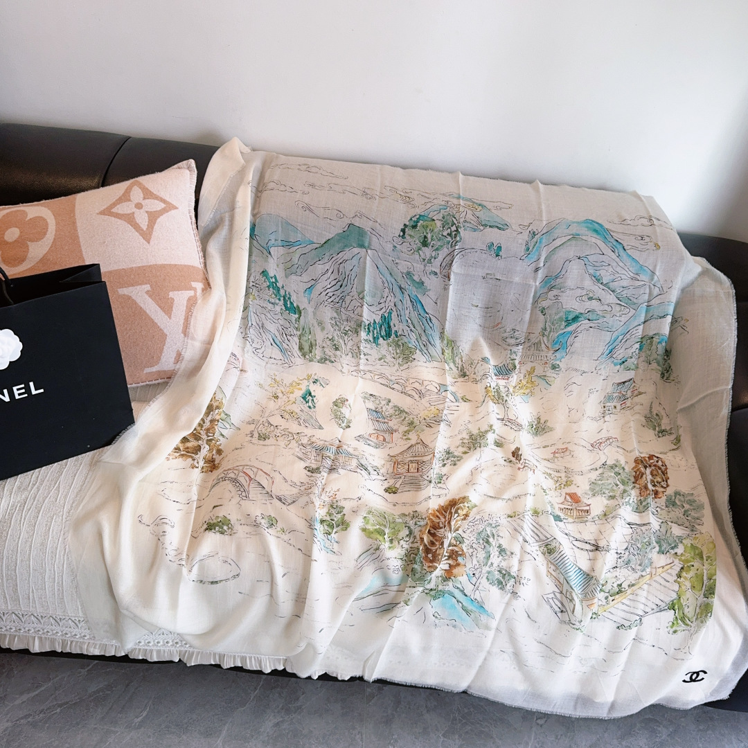 25年高级手工坊系列作品梦幻而极具电影感，灵感来自嘉柏丽尔·香奈儿收藏的中国乌木漆面屏风。在她巴黎康朋街