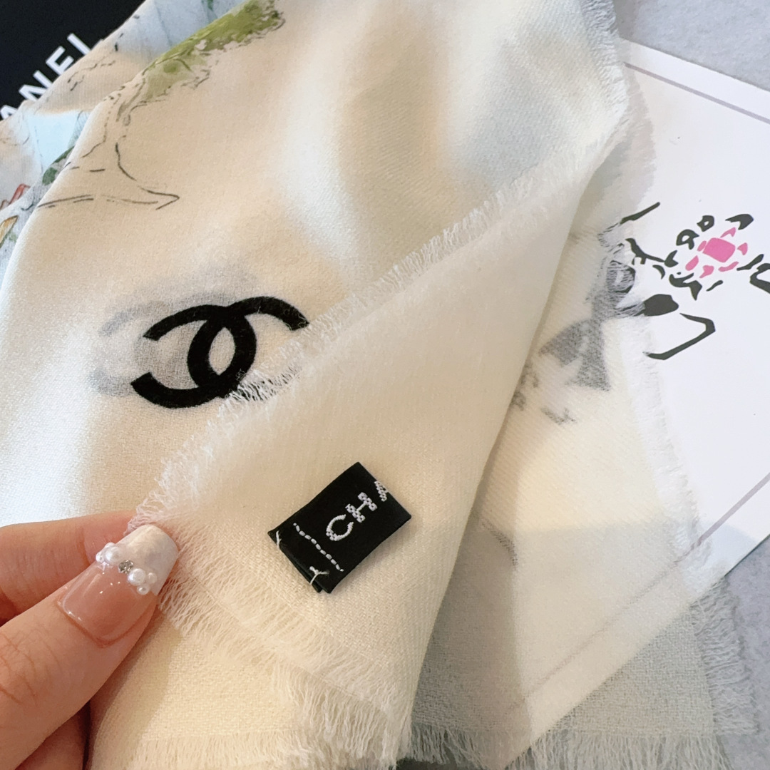 25年高级手工坊系列作品梦幻而极具电影感，灵感来自嘉柏丽尔·香奈儿收藏的中国乌木漆面屏风。在她巴黎康朋街