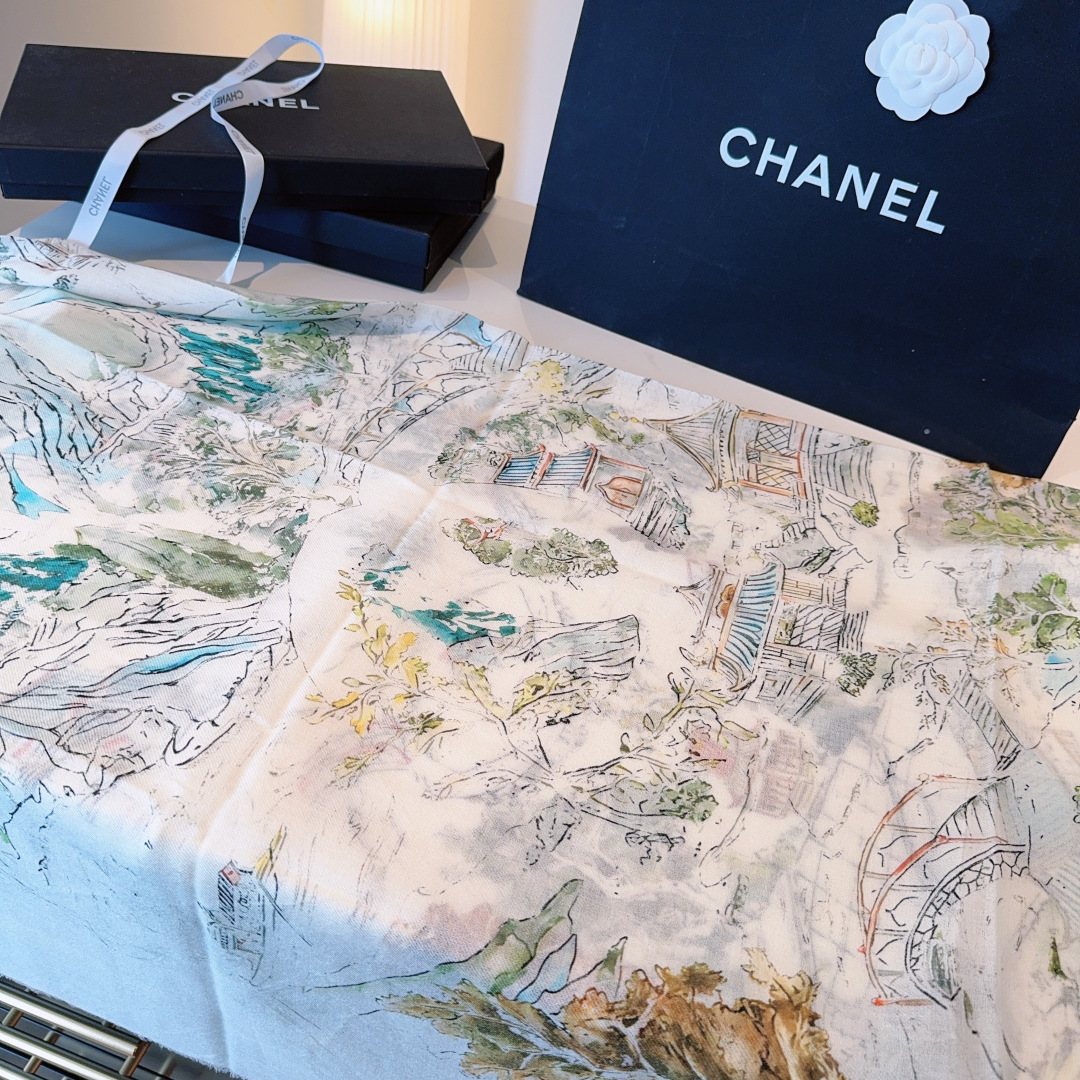 25年高级手工坊系列作品梦幻而极具电影感，灵感来自嘉柏丽尔·香奈儿收藏的中国乌木漆面屏风。在她巴黎康朋街