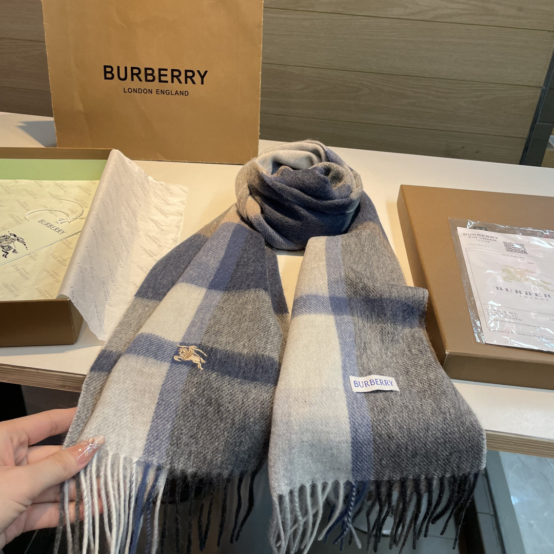 ✨✨Burberry · 巴宝莉双面围巾❗好看的要疯掉了，太有型太有魅力了❗❗非常斯文时尚的秋冬单品！真
