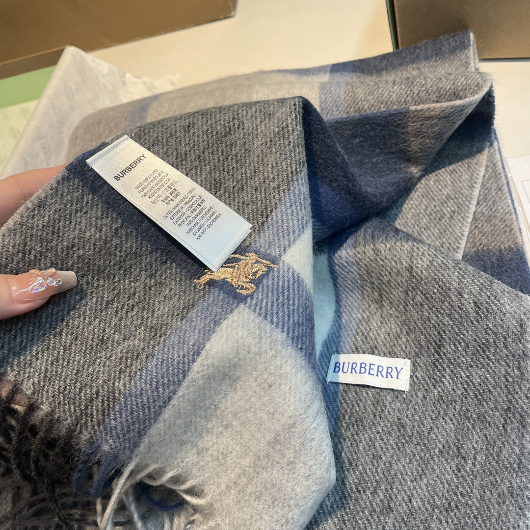 ✨✨Burberry · 巴宝莉双面围巾❗好看的要疯掉了，太有型太有魅力了❗❗非常斯文时尚的秋冬单品！真