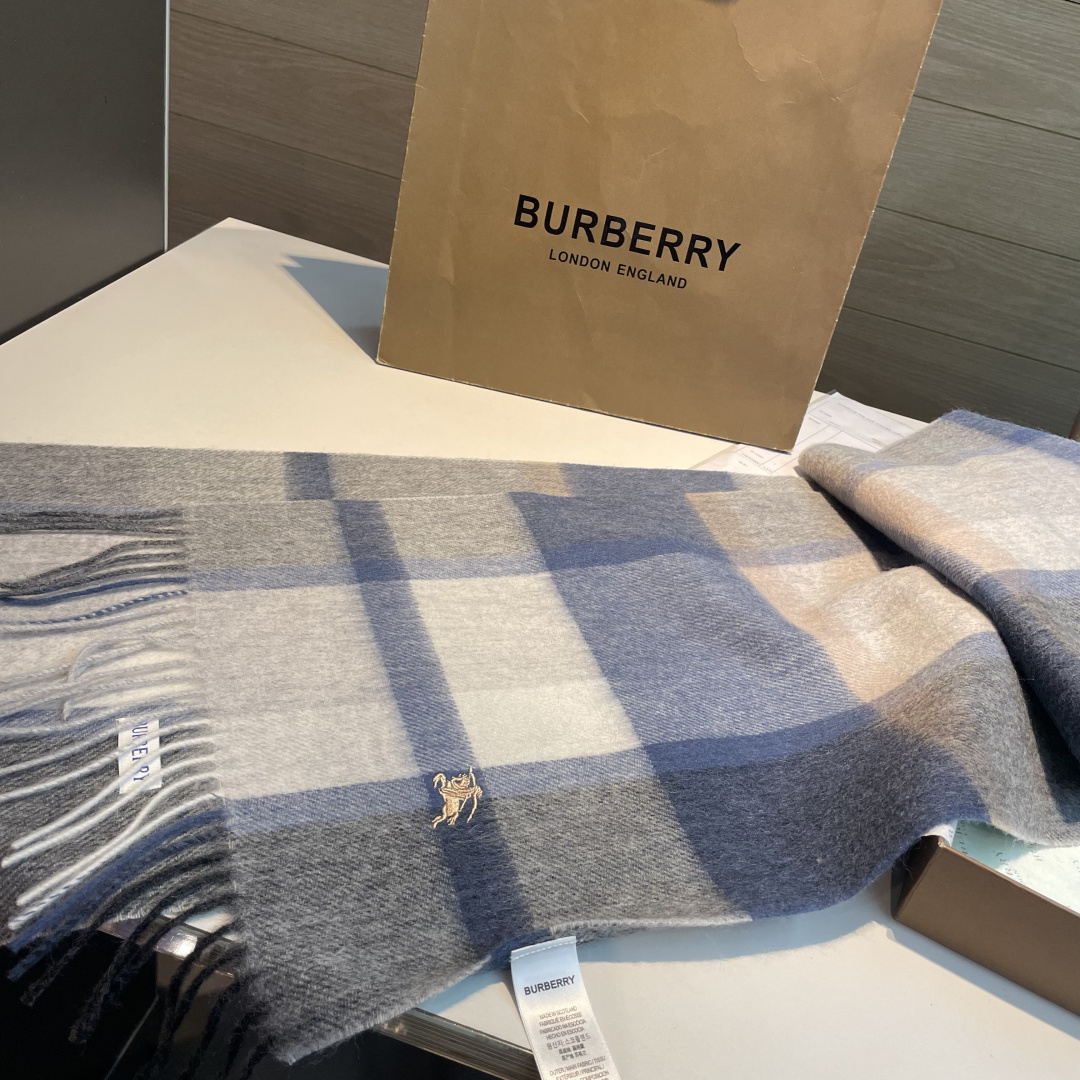 ✨✨Burberry · 巴宝莉双面围巾❗好看的要疯掉了，太有型太有魅力了❗❗非常斯文时尚的秋冬单品！真