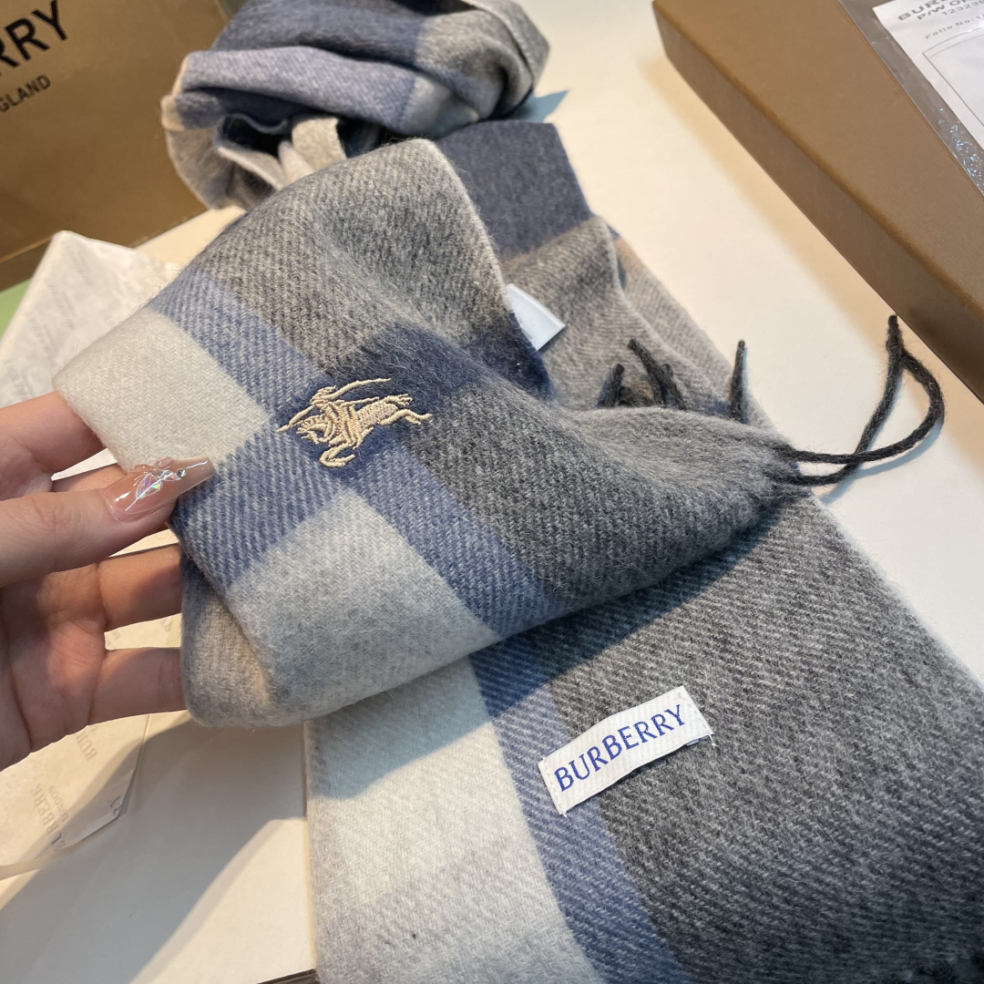 ✨✨Burberry · 巴宝莉双面围巾❗好看的要疯掉了，太有型太有魅力了❗❗非常斯文时尚的秋冬单品！真