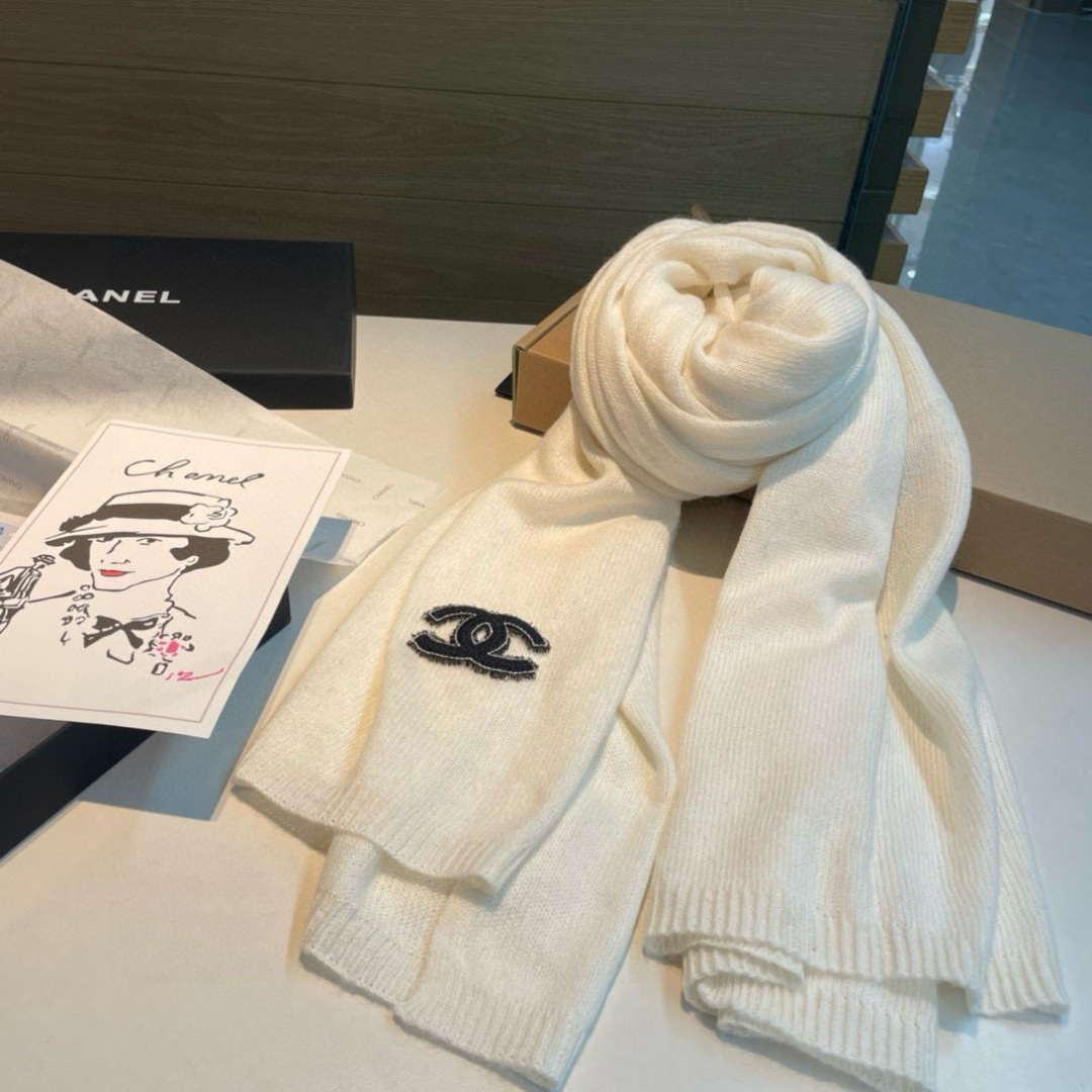 强烈重磅推荐！！！质感好货，怒吼福利推荐款❗️Chanel主打的羊绒围巾~非常难得！！这个围巾最大的感触