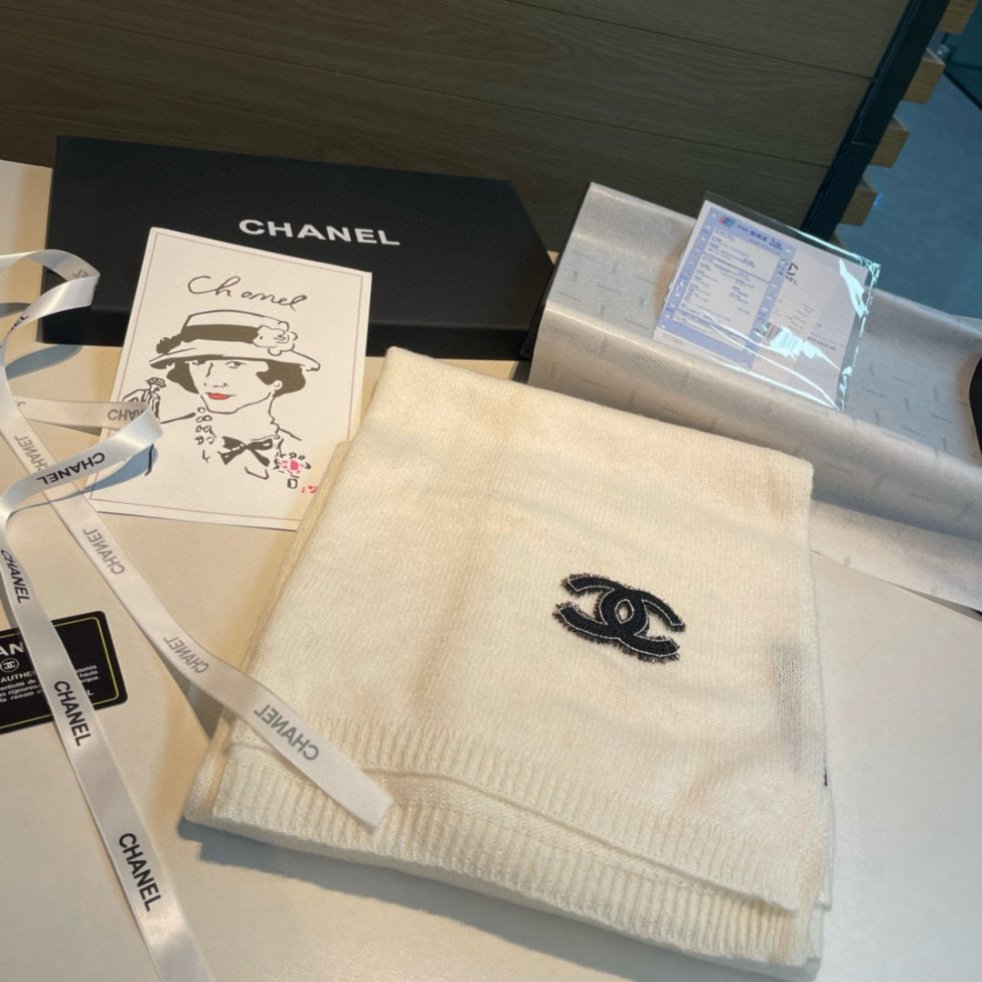 强烈重磅推荐！！！质感好货，怒吼福利推荐款❗️Chanel主打的羊绒围巾~非常难得！！这个围巾最大的感触