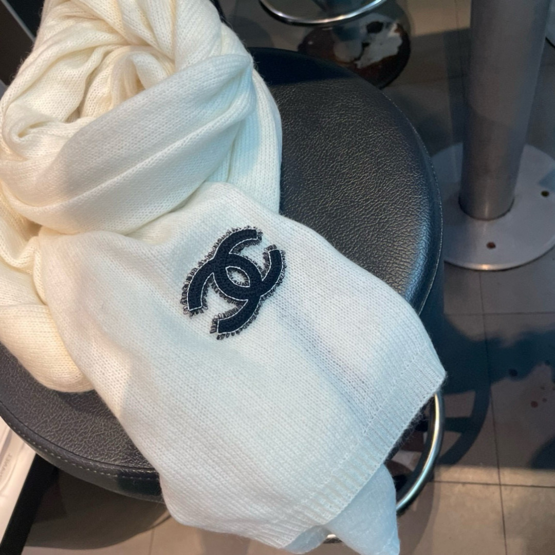 强烈重磅推荐！！！质感好货，怒吼福利推荐款❗️Chanel主打的羊绒围巾~非常难得！！这个围巾最大的感触