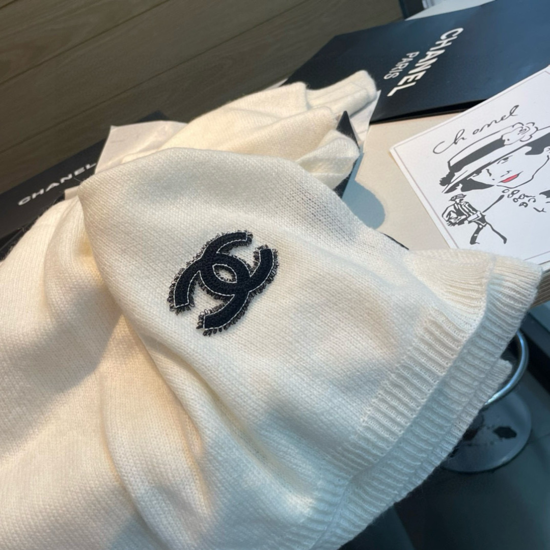 强烈重磅推荐！！！质感好货，怒吼福利推荐款❗️Chanel主打的羊绒围巾~非常难得！！这个围巾最大的感触