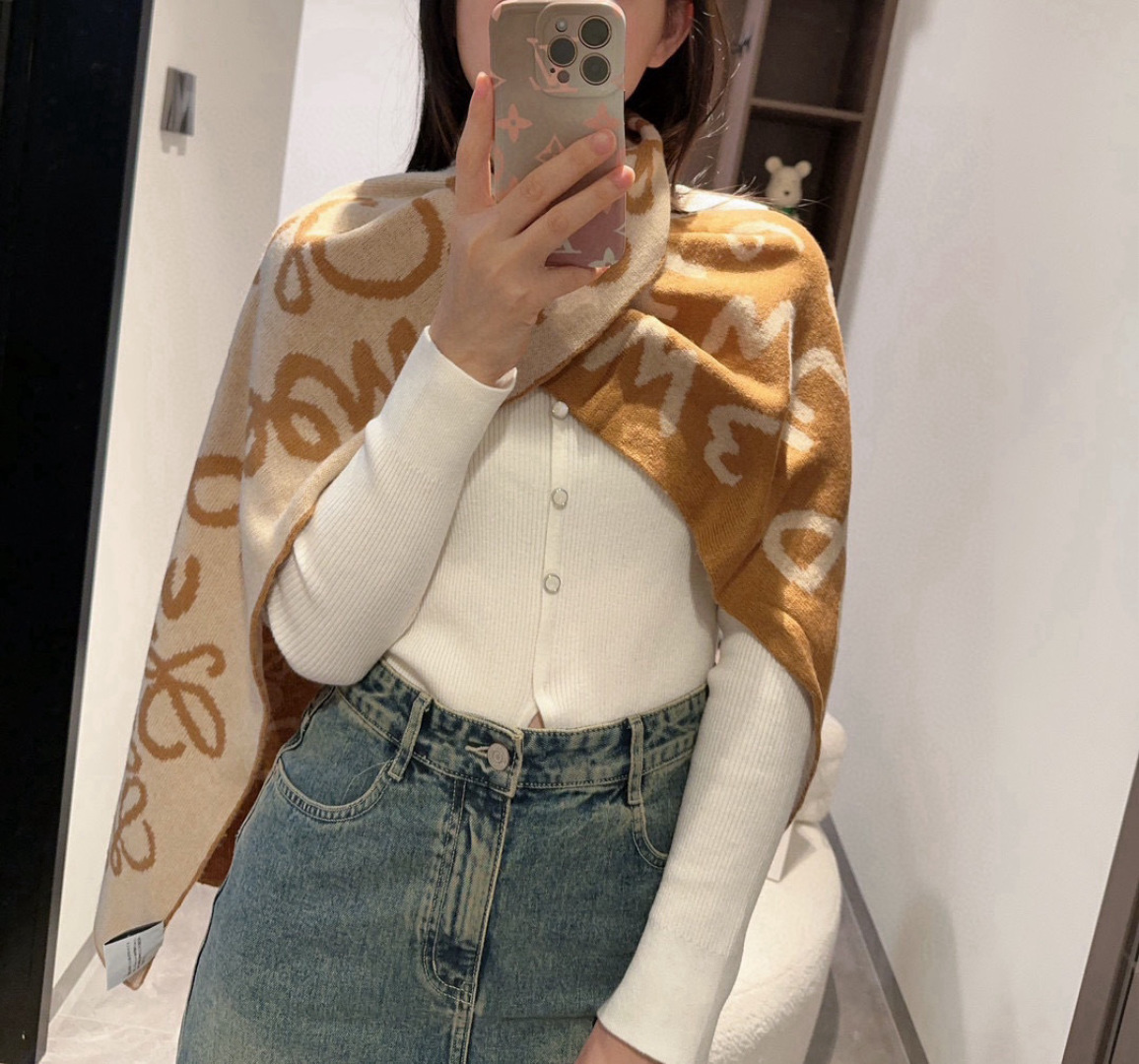 Loewe。原单！重磅推荐！新款针织围巾！低调的奢侈感。极品柔美精英高手级别的时髦感围巾！这款loewe