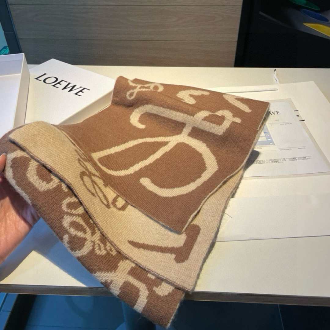 Loewe。原单！重磅推荐！新款针织围巾！低调的奢侈感。极品柔美精英高手级别的时髦感围巾！这款loewe