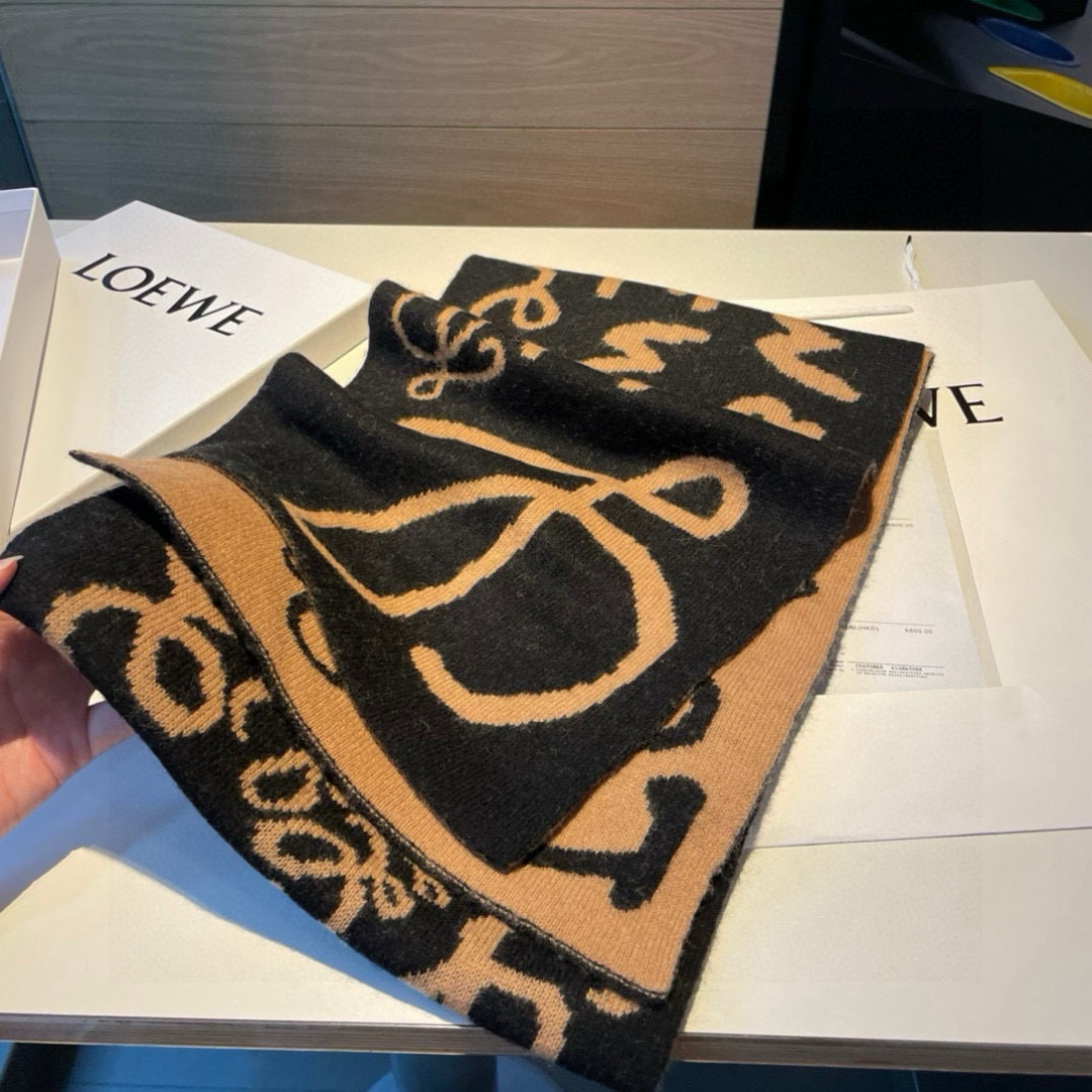 Loewe。原单！重磅推荐！新款针织围巾！低调的奢侈感。极品柔美精英高手级别的时髦感围巾！这款loewe