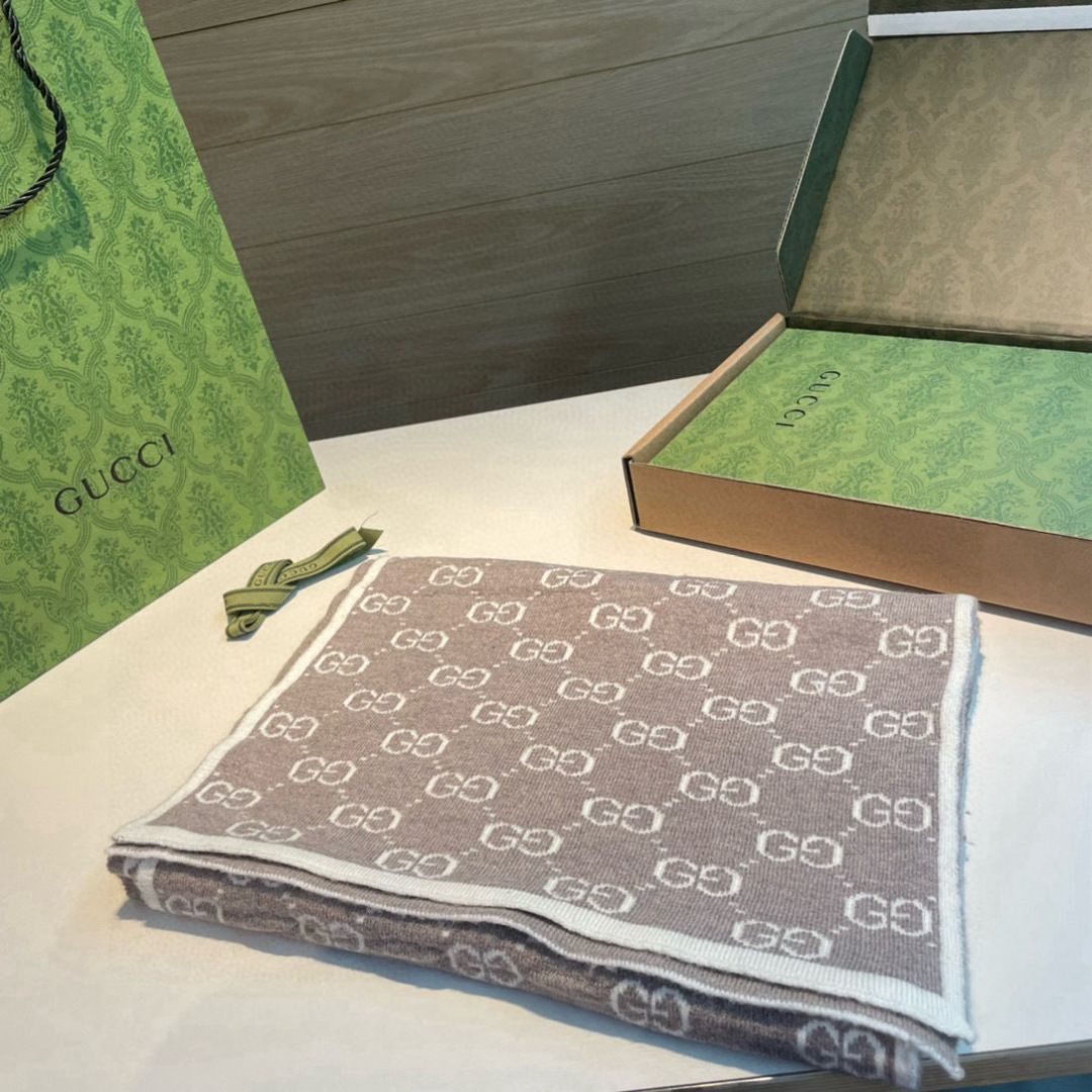 Gucci · 古奇经典羊绒围巾❗双面提花❗️来个硬货.麻溜的安排上.纯正出口❗原订单已经交货一批，其中