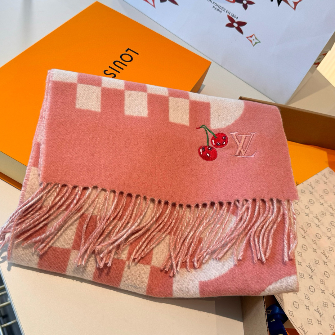 樱桃围巾❗️好看的要疯掉了，太有型太有魅力了❗️❗️非常斯文时尚的秋冬单品！真的很喜欢，非常Classi