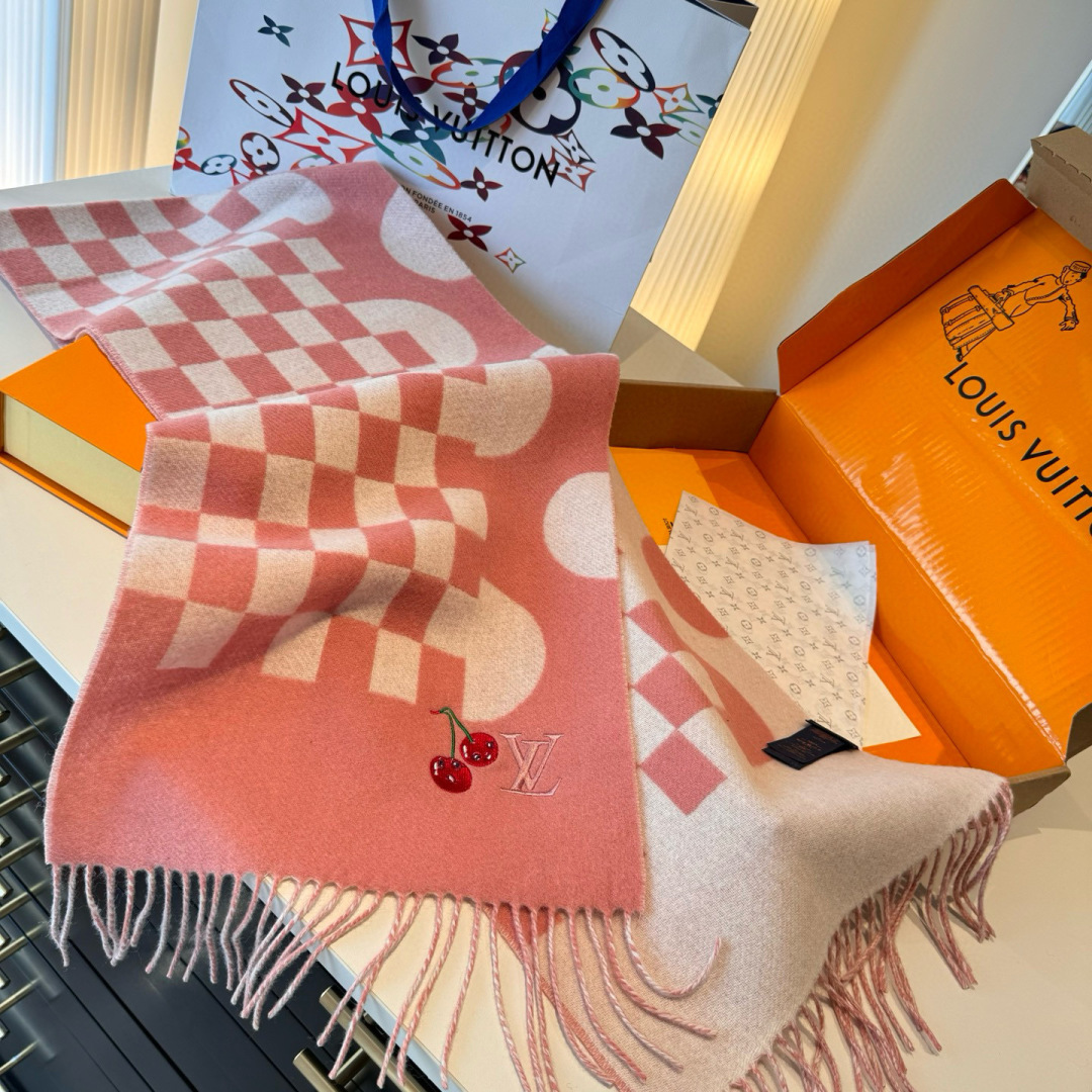 樱桃围巾❗️好看的要疯掉了，太有型太有魅力了❗️❗️非常斯文时尚的秋冬单品！真的很喜欢，非常Classi