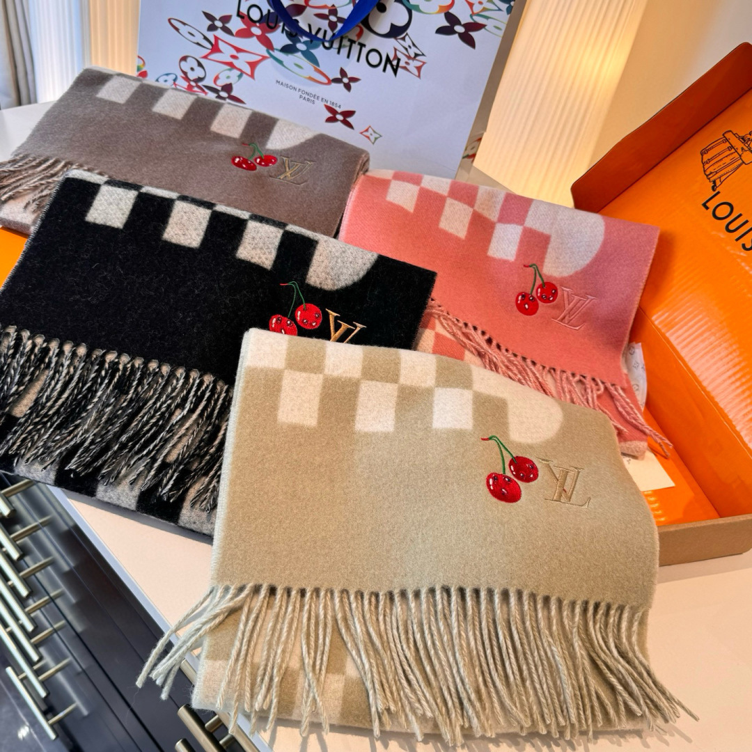 樱桃围巾❗️好看的要疯掉了，太有型太有魅力了❗️❗️非常斯文时尚的秋冬单品！真的很喜欢，非常Classi