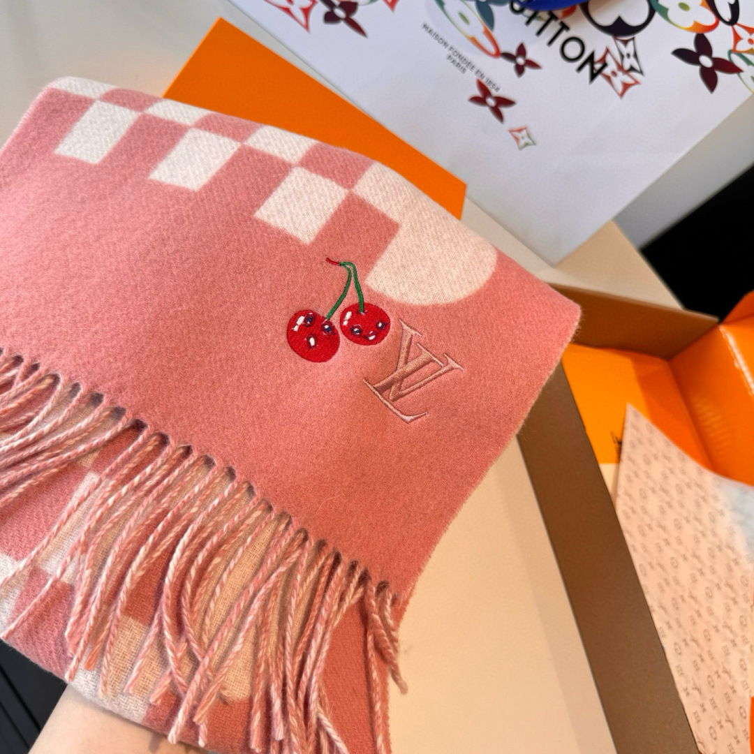 樱桃围巾❗️好看的要疯掉了，太有型太有魅力了❗️❗️非常斯文时尚的秋冬单品！真的很喜欢，非常Classi