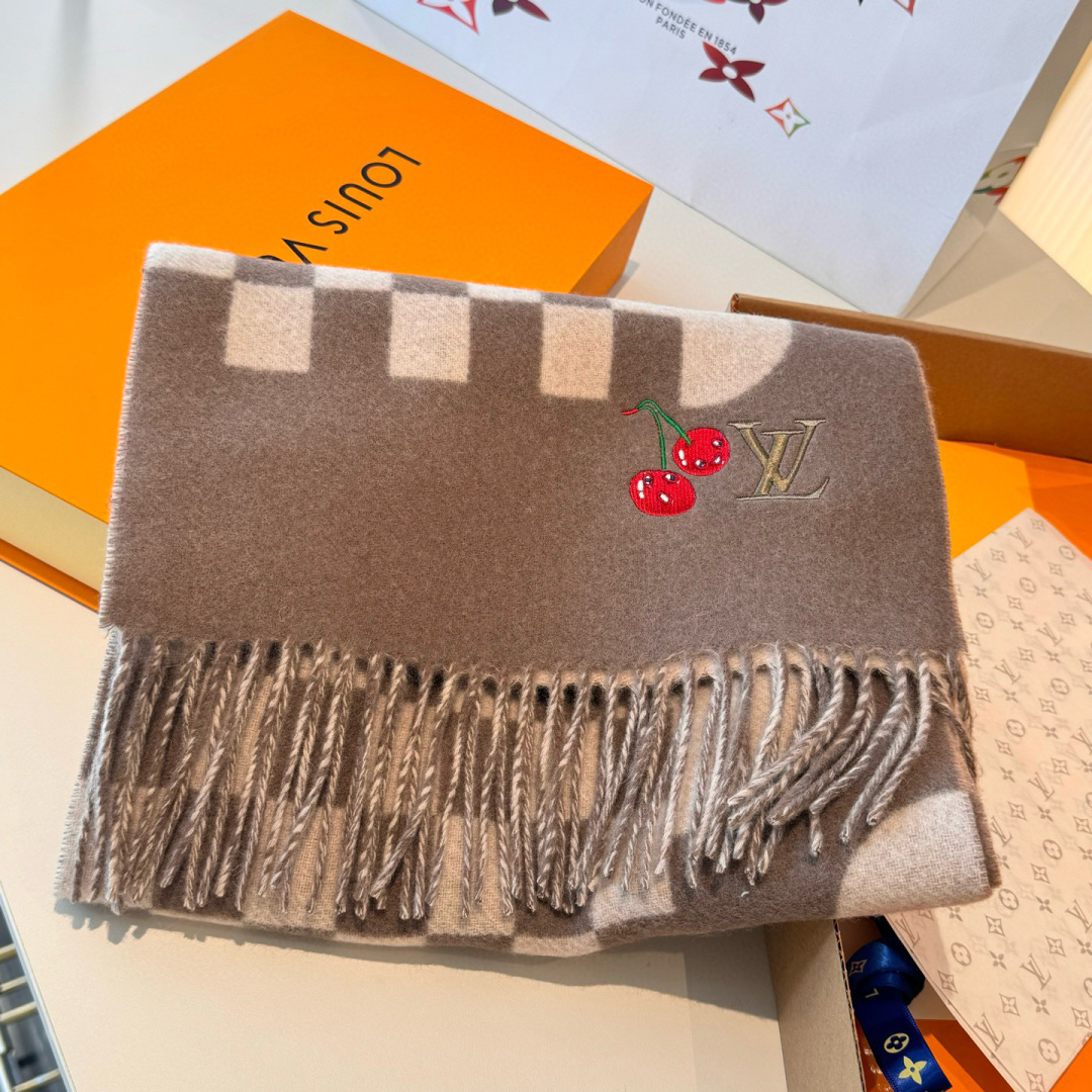 樱桃围巾❗️好看的要疯掉了，太有型太有魅力了❗️❗️非常斯文时尚的秋冬单品！真的很喜欢，非常Classi