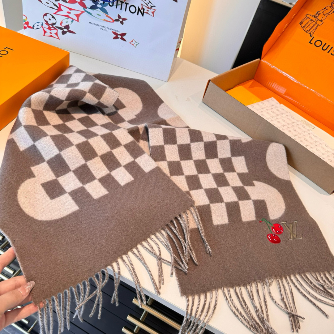 樱桃围巾❗️好看的要疯掉了，太有型太有魅力了❗️❗️非常斯文时尚的秋冬单品！真的很喜欢，非常Classi