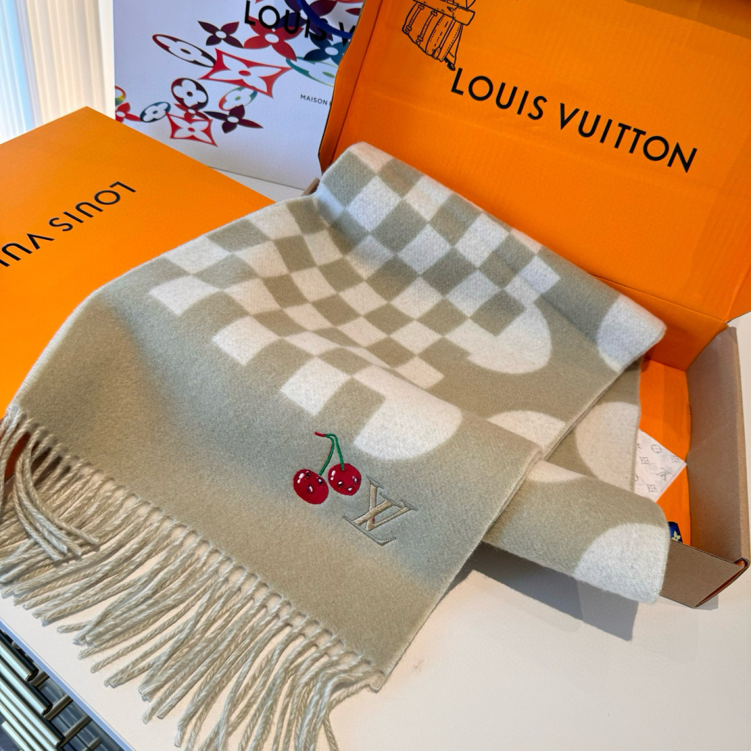 樱桃围巾❗️好看的要疯掉了，太有型太有魅力了❗️❗️非常斯文时尚的秋冬单品！真的很喜欢，非常Classi