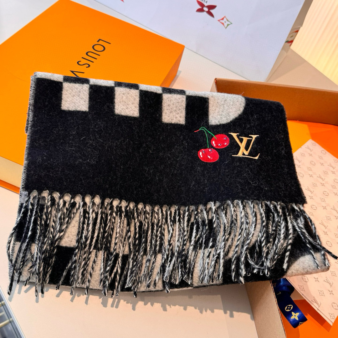 樱桃围巾❗️好看的要疯掉了，太有型太有魅力了❗️❗️非常斯文时尚的秋冬单品！真的很喜欢，非常Classi