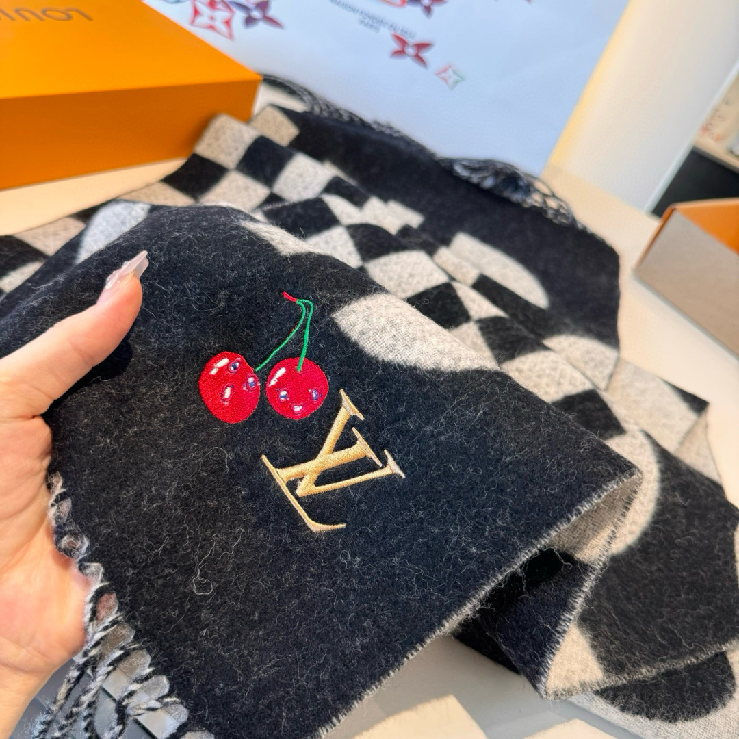 樱桃围巾❗️好看的要疯掉了，太有型太有魅力了❗️❗️非常斯文时尚的秋冬单品！真的很喜欢，非常Classi