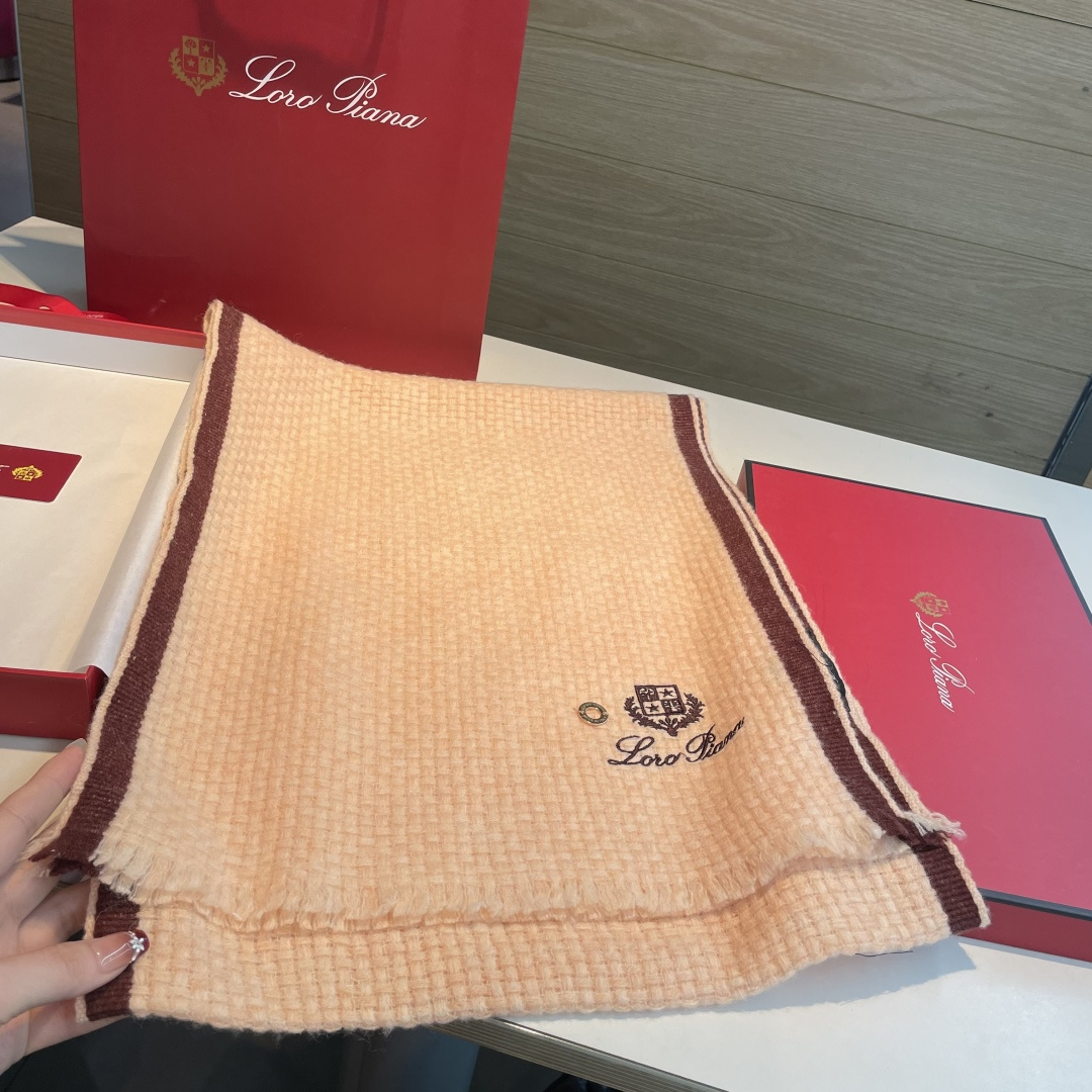 重磅推荐❗️lP秋冬新品 · 羊绒轻缩围巾❗️臻选上乘的山羊绒纤维，耗时耗力，再以清泉水浸泡涤荡，使羊绒