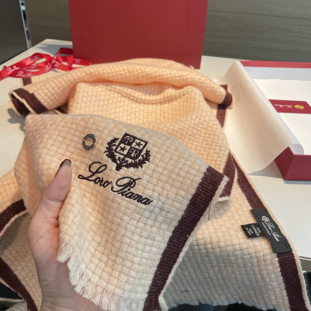 重磅推荐❗️lP秋冬新品 · 羊绒轻缩围巾❗️臻选上乘的山羊绒纤维，耗时耗力，再以清泉水浸泡涤荡，使羊绒