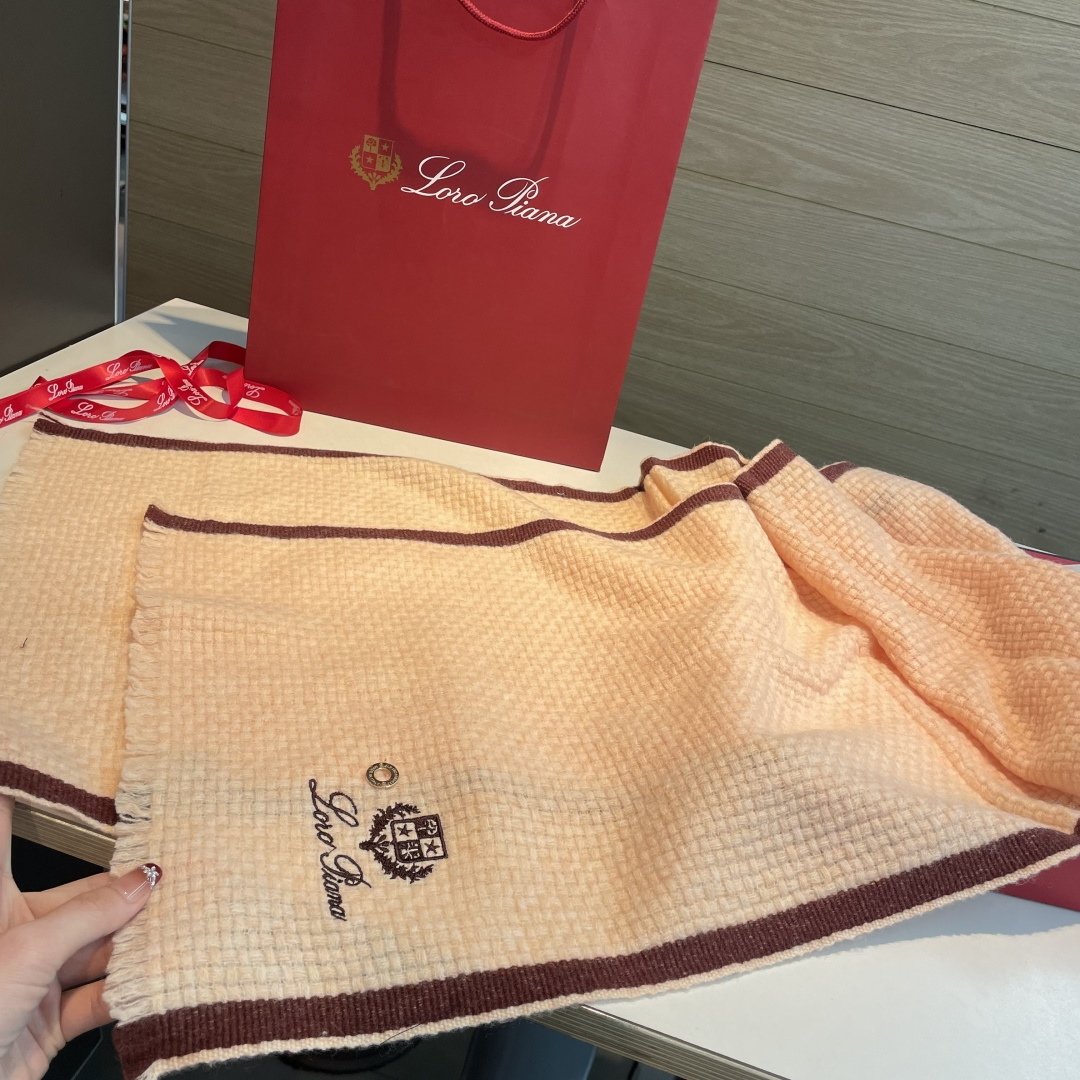 重磅推荐❗️lP秋冬新品 · 羊绒轻缩围巾❗️臻选上乘的山羊绒纤维，耗时耗力，再以清泉水浸泡涤荡，使羊绒