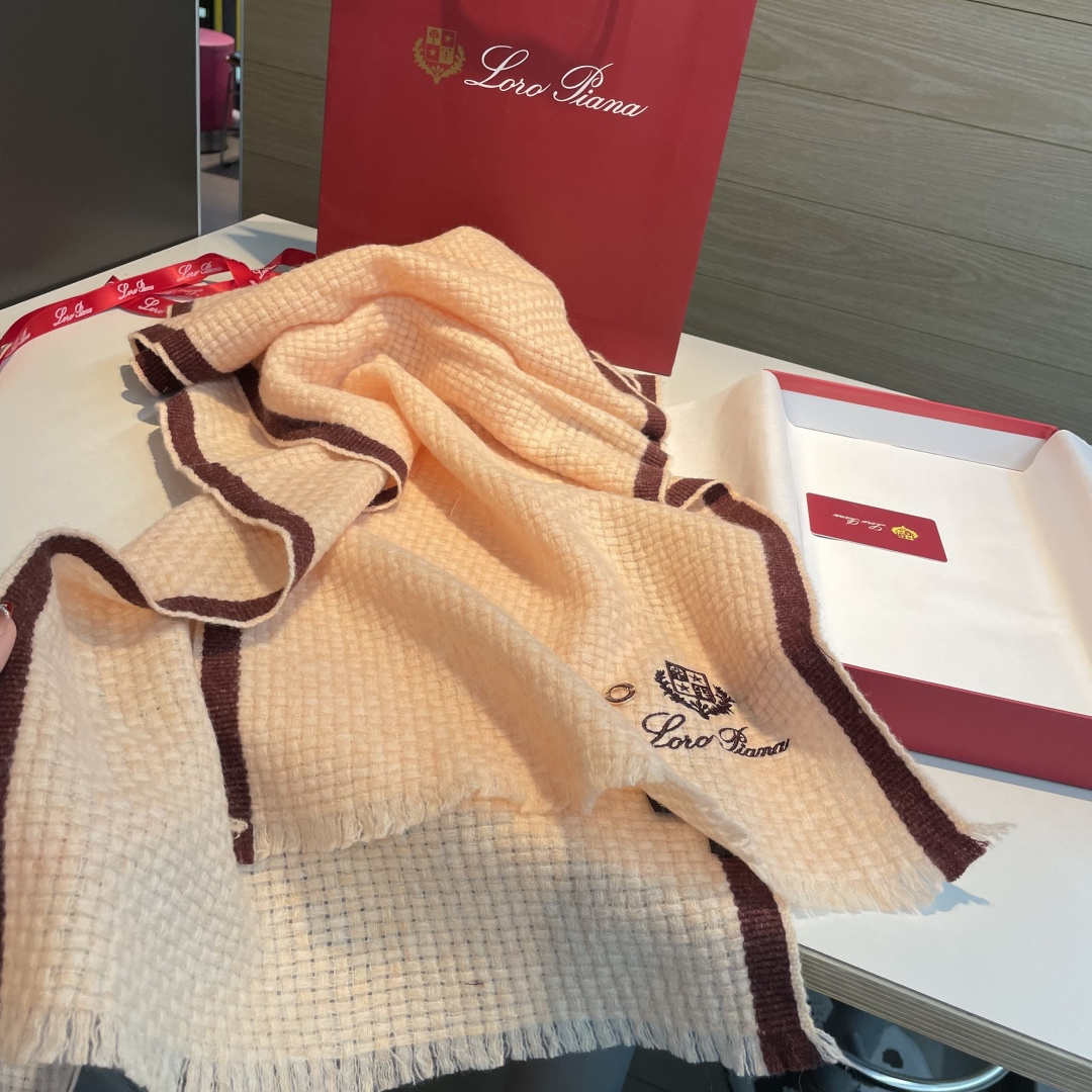 重磅推荐❗️lP秋冬新品 · 羊绒轻缩围巾❗️臻选上乘的山羊绒纤维，耗时耗力，再以清泉水浸泡涤荡，使羊绒