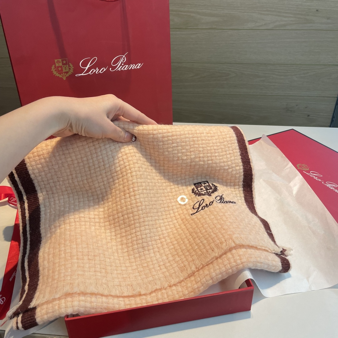 重磅推荐❗️lP秋冬新品 · 羊绒轻缩围巾❗️臻选上乘的山羊绒纤维，耗时耗力，再以清泉水浸泡涤荡，使羊绒