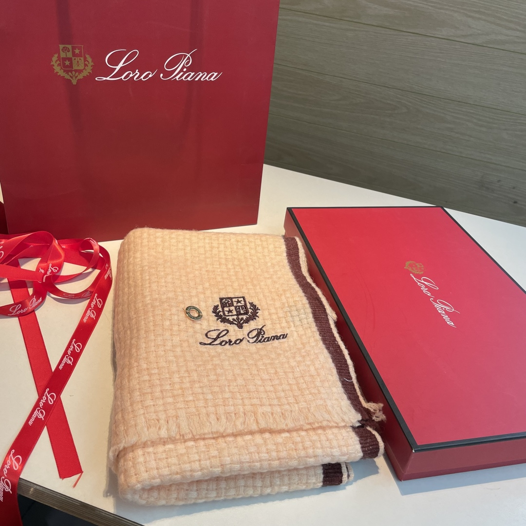 重磅推荐❗️lP秋冬新品 · 羊绒轻缩围巾❗️臻选上乘的山羊绒纤维，耗时耗力，再以清泉水浸泡涤荡，使羊绒