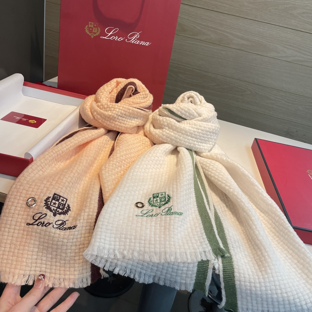 重磅推荐❗️lP秋冬新品 · 羊绒轻缩围巾❗️臻选上乘的山羊绒纤维，耗时耗力，再以清泉水浸泡涤荡，使羊绒