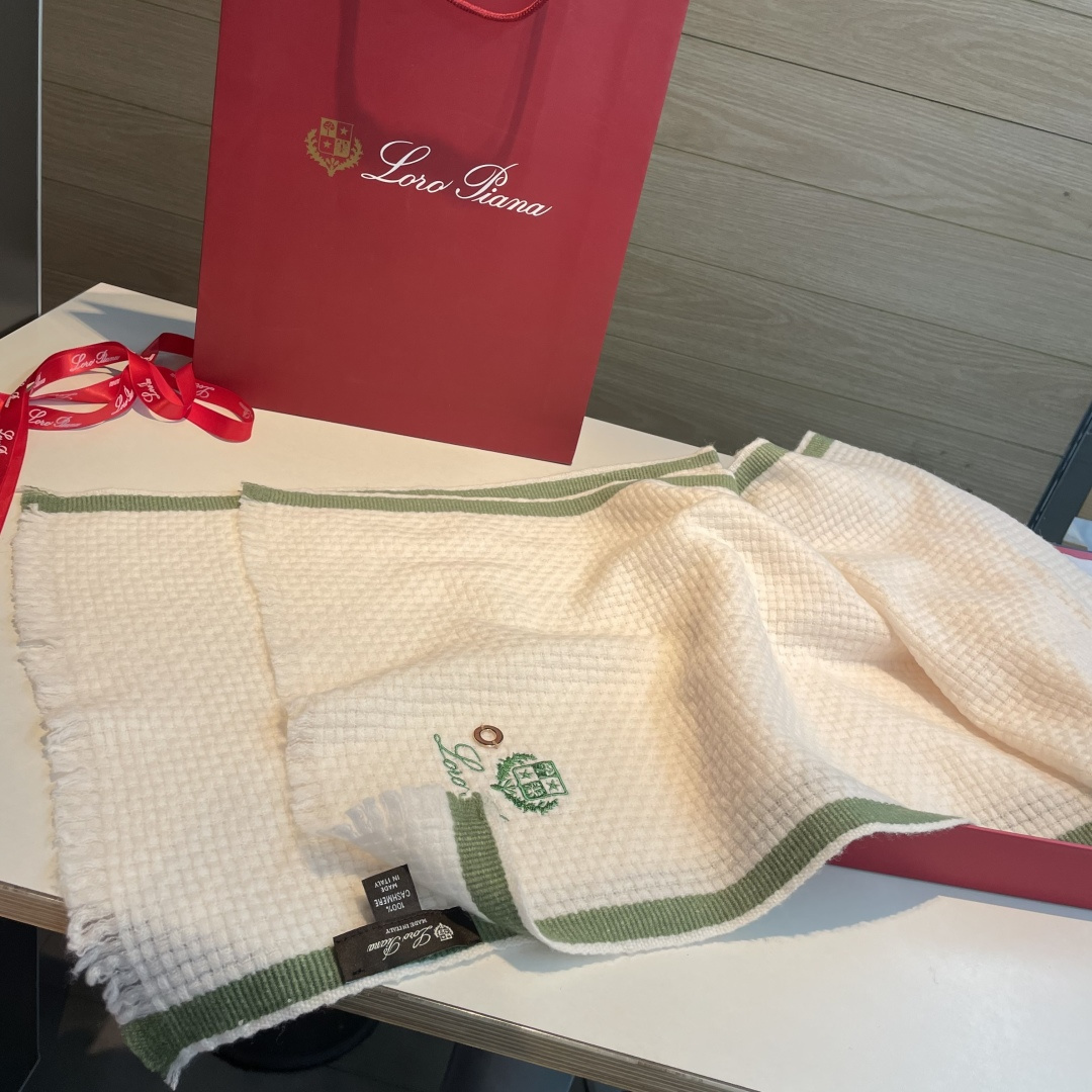 重磅推荐❗️lP秋冬新品 · 羊绒轻缩围巾❗️臻选上乘的山羊绒纤维，耗时耗力，再以清泉水浸泡涤荡，使羊绒