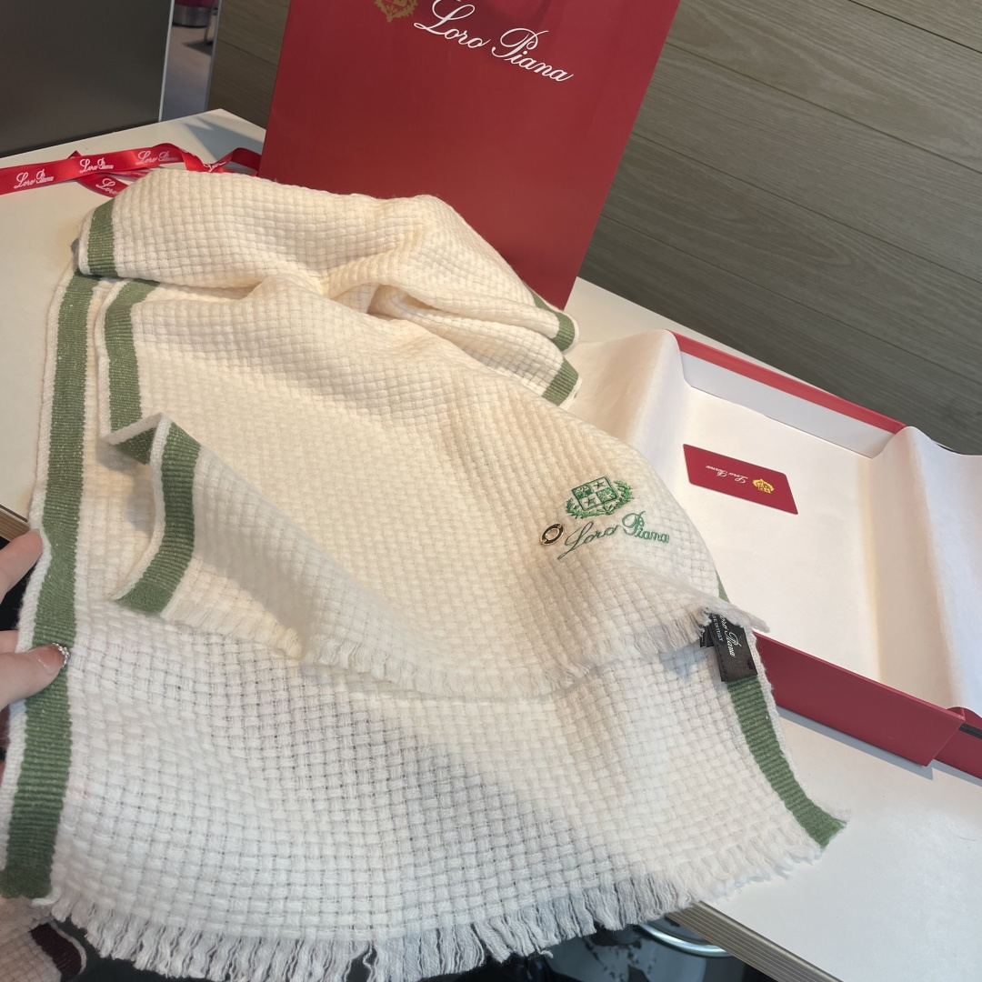 重磅推荐❗️lP秋冬新品 · 羊绒轻缩围巾❗️臻选上乘的山羊绒纤维，耗时耗力，再以清泉水浸泡涤荡，使羊绒