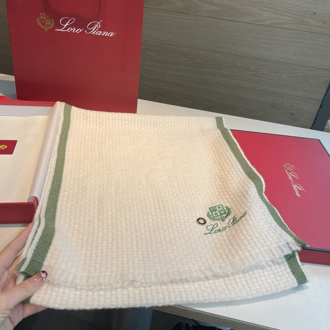 重磅推荐❗️lP秋冬新品 · 羊绒轻缩围巾❗️臻选上乘的山羊绒纤维，耗时耗力，再以清泉水浸泡涤荡，使羊绒