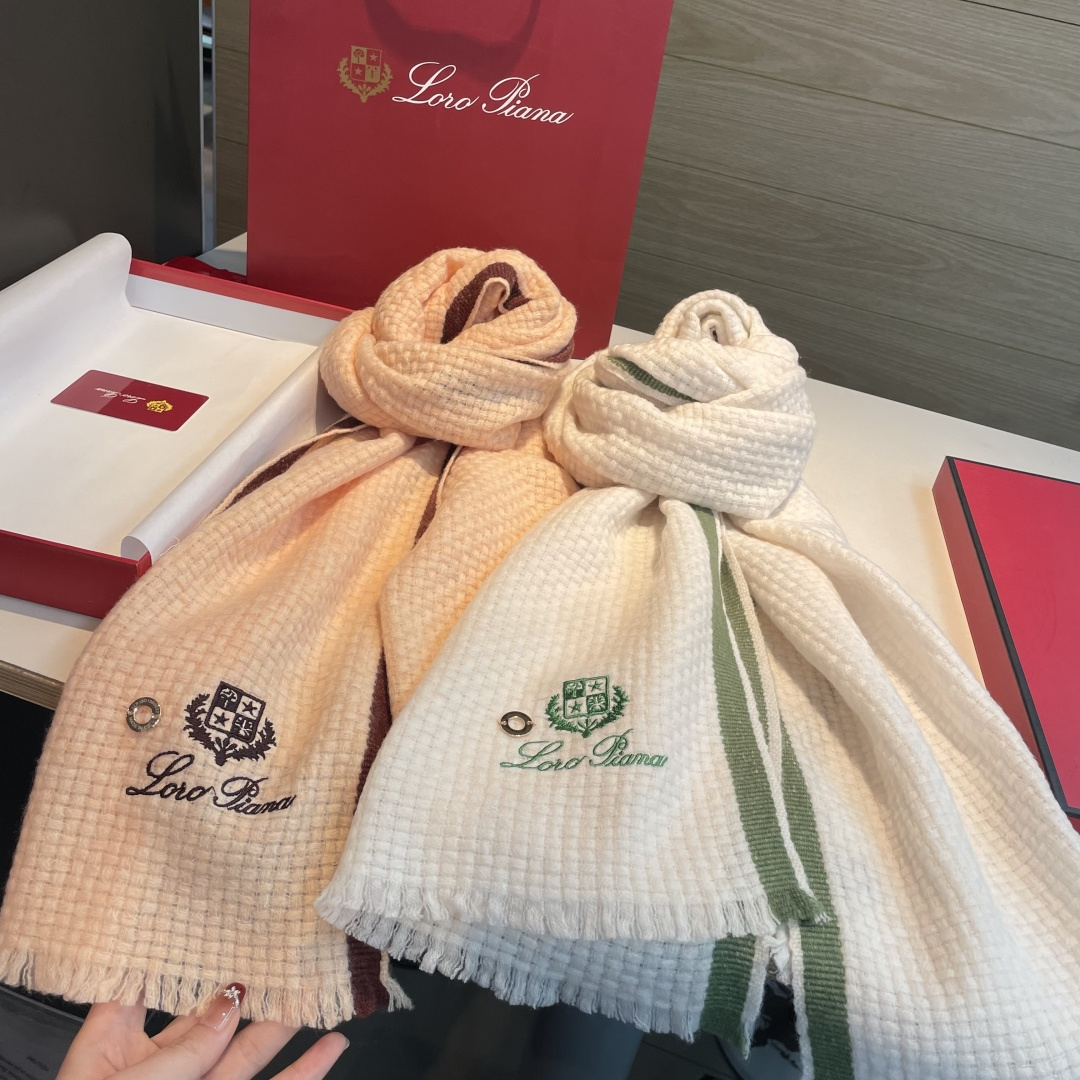 重磅推荐❗️lP秋冬新品 · 羊绒轻缩围巾❗️臻选上乘的山羊绒纤维，耗时耗力，再以清泉水浸泡涤荡，使羊绒