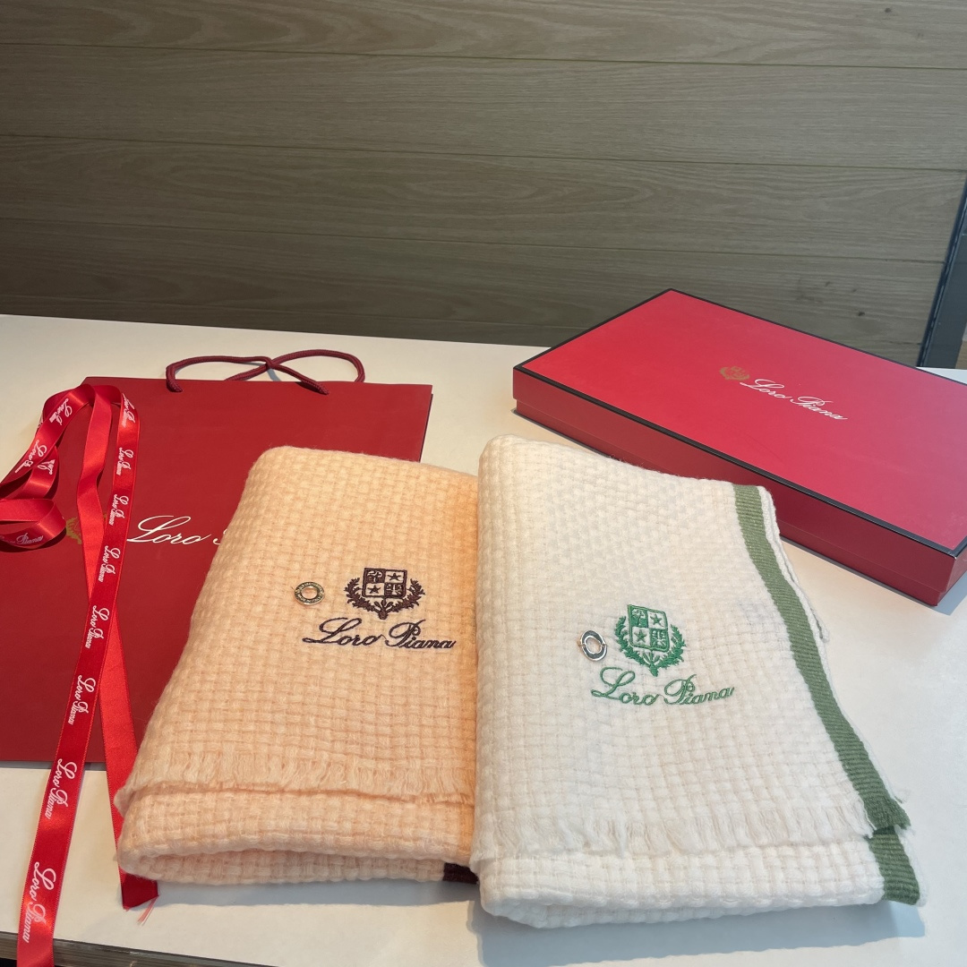 重磅推荐❗️lP秋冬新品 · 羊绒轻缩围巾❗️臻选上乘的山羊绒纤维，耗时耗力，再以清泉水浸泡涤荡，使羊绒
