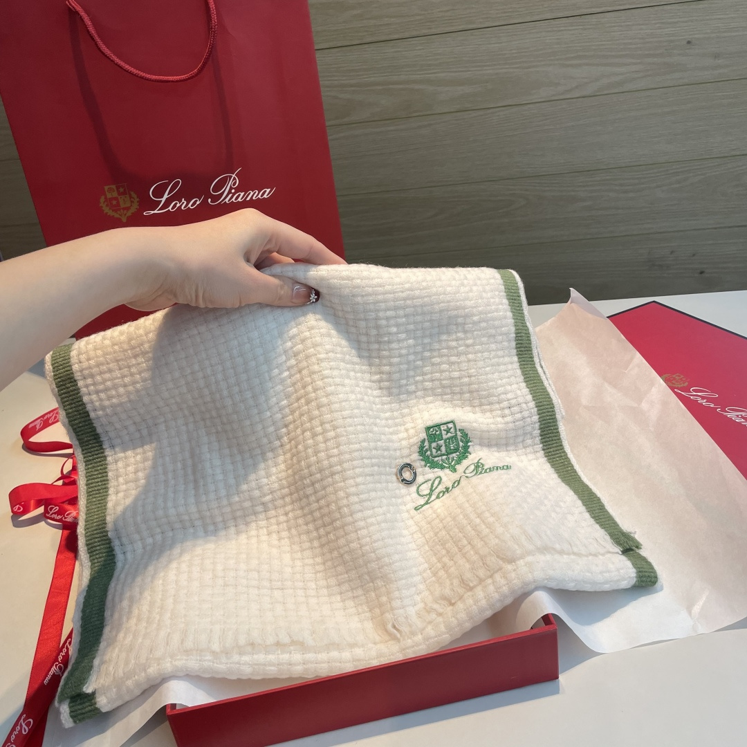 重磅推荐❗️lP秋冬新品 · 羊绒轻缩围巾❗️臻选上乘的山羊绒纤维，耗时耗力，再以清泉水浸泡涤荡，使羊绒