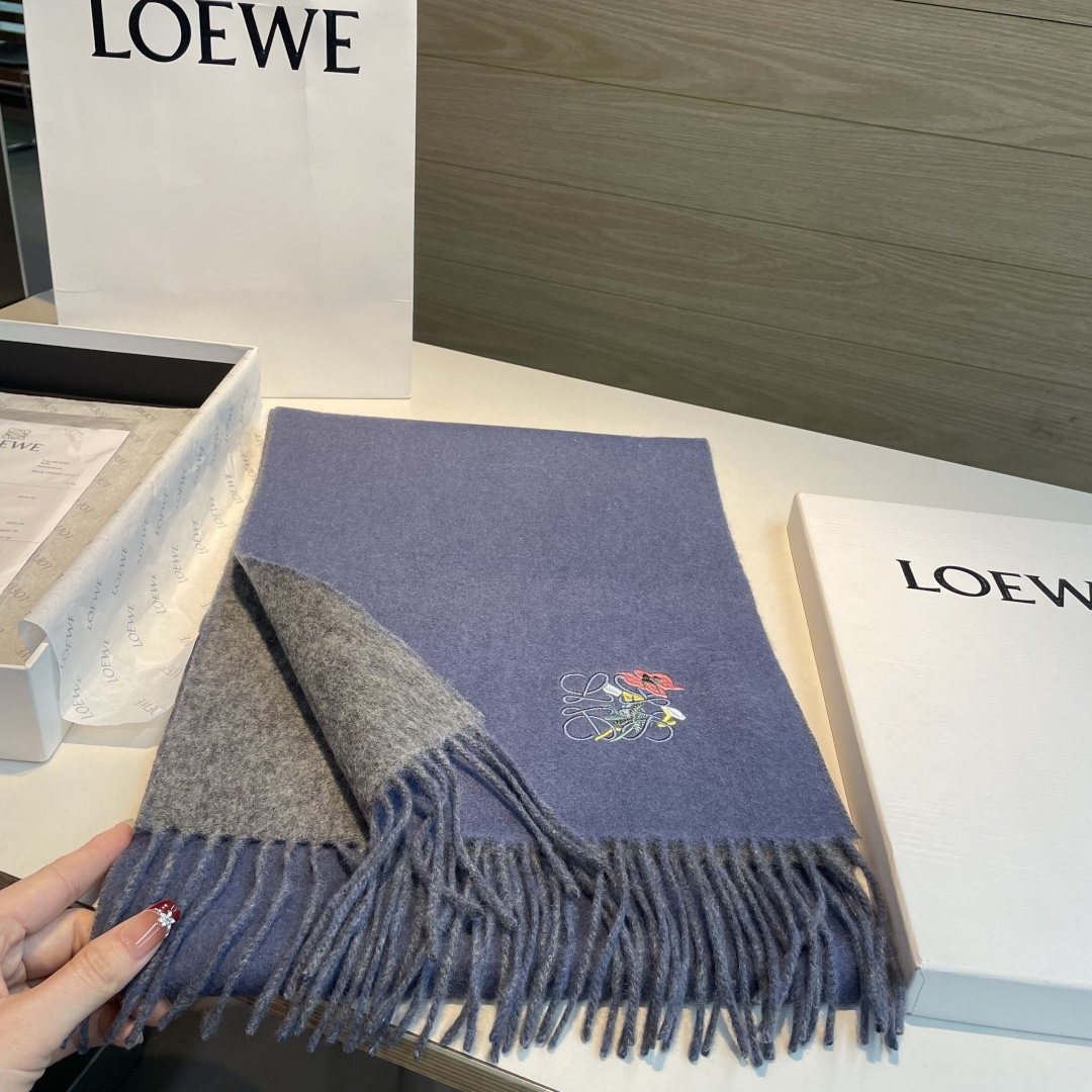 上新！Loewe · 罗意威️难得一见的温柔配色，低调又不失优雅❗️】重点推荐❗️双面配色，一条围巾两种