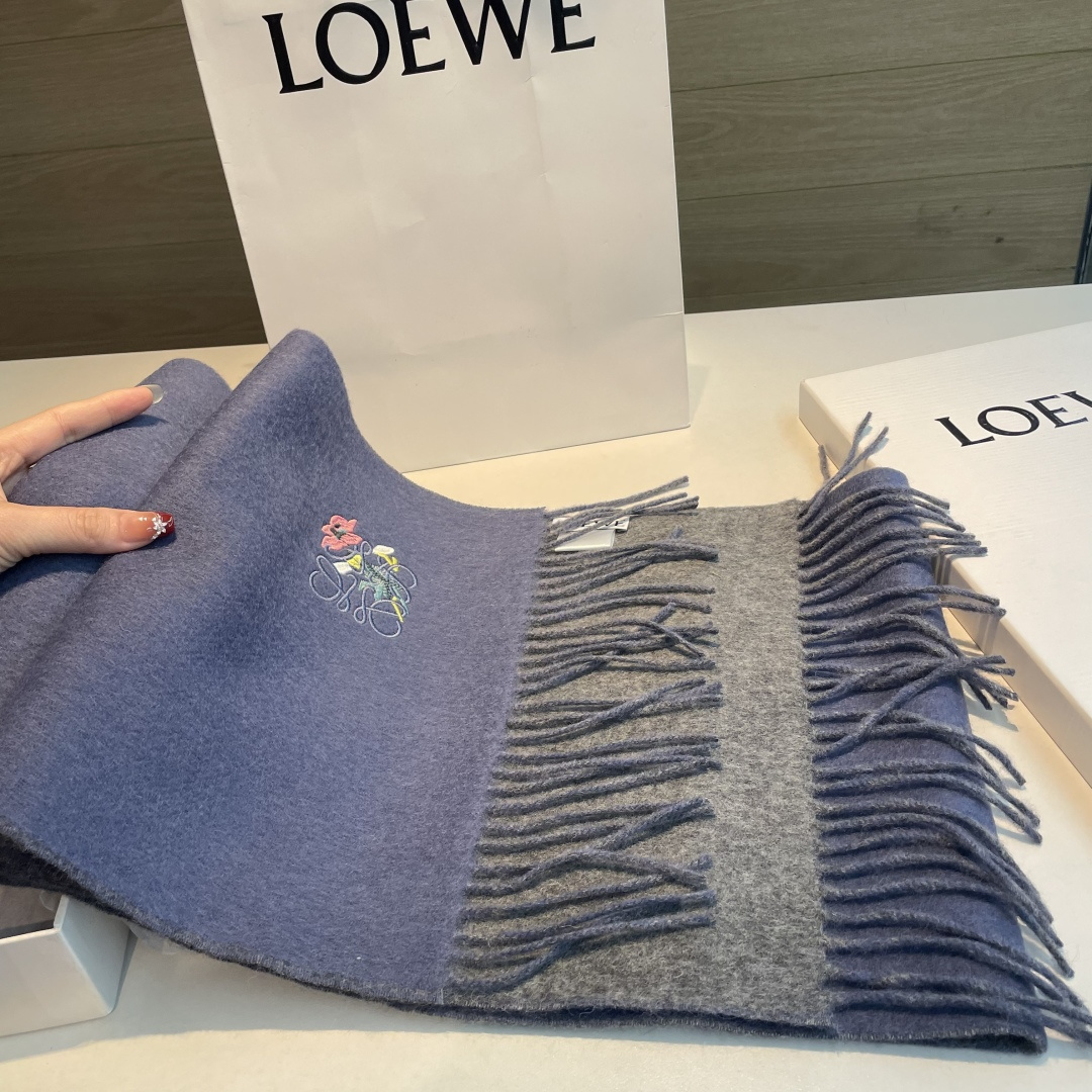 上新！Loewe · 罗意威️难得一见的温柔配色，低调又不失优雅❗️】重点推荐❗️双面配色，一条围巾两种