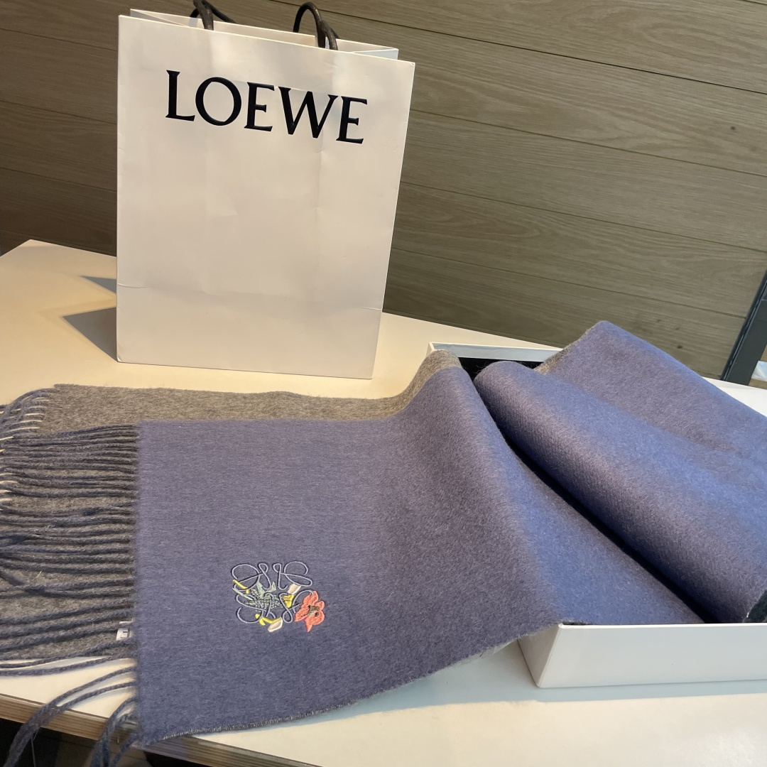 上新！Loewe · 罗意威️难得一见的温柔配色，低调又不失优雅❗️】重点推荐❗️双面配色，一条围巾两种